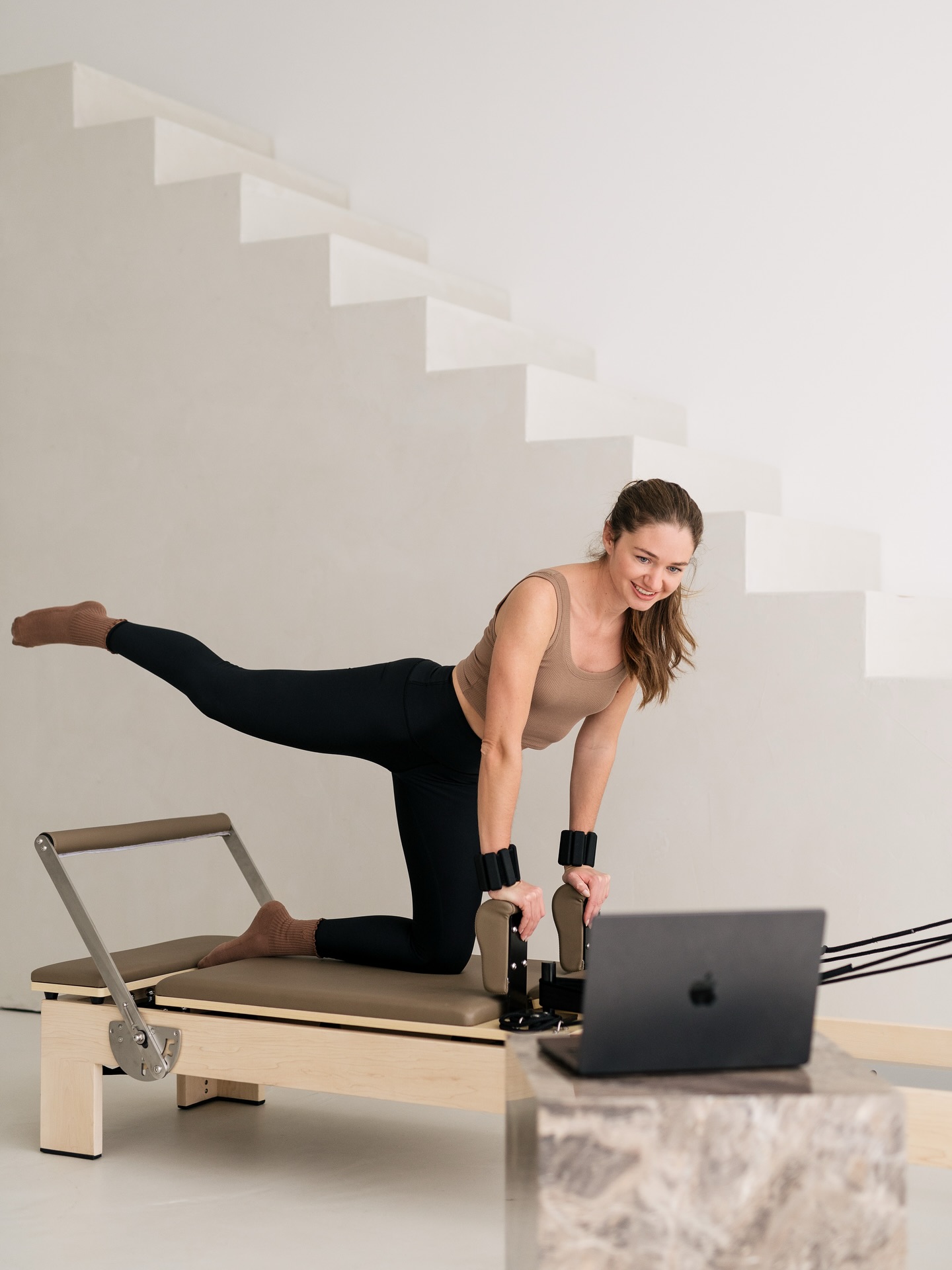 Die Online Studio App ist live!! ✨ Nach einem Jahr (😅) könnt ihr endlich das Training überall hin mitnehmen. Und es gibt einige neue Features:
• Über 200 Trainingsvideos für Reformer und auch weiteren Training wie Pilates Matte, Barre, Yoga
• Filter für Equipment, Workout Länge etc.
Verfügbar für Apple und Android.