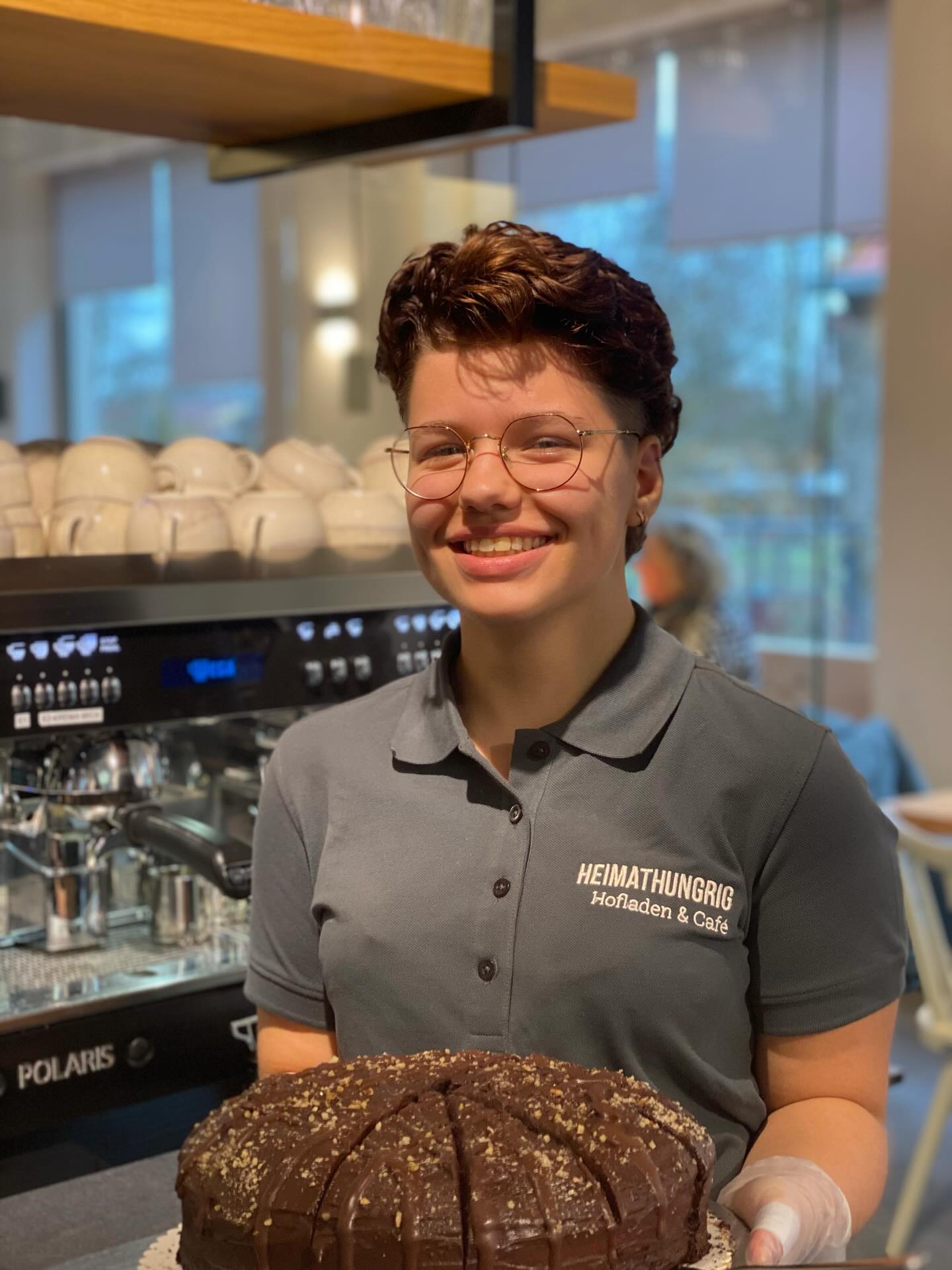 In dieser Woche begleitet uns NELE für ihr Schulpraktikum in unserem Hofladen. 🧡Eigentlich ist sie schon routinemäßig bei uns. - denn sie hat uns auch in Ferienjobs immer wieder begleitet.👌
Und wir bei Heimathungrig sind immer wieder total begeistert wie sie sich überall einbringt. Zuverlässig, absolut freundlich und immer sehr kreativ.
Heute hat sie uns eine Schokotraum-Torte entworfen. ☕️🍰🫶
Kommt gerne vorbei. Genießt! - vielleicht mit guten Freunden oder mit der Familie!
Wir wünschen euch zusammen mit Nele eine erholsame Zeit bei Heimathungrig