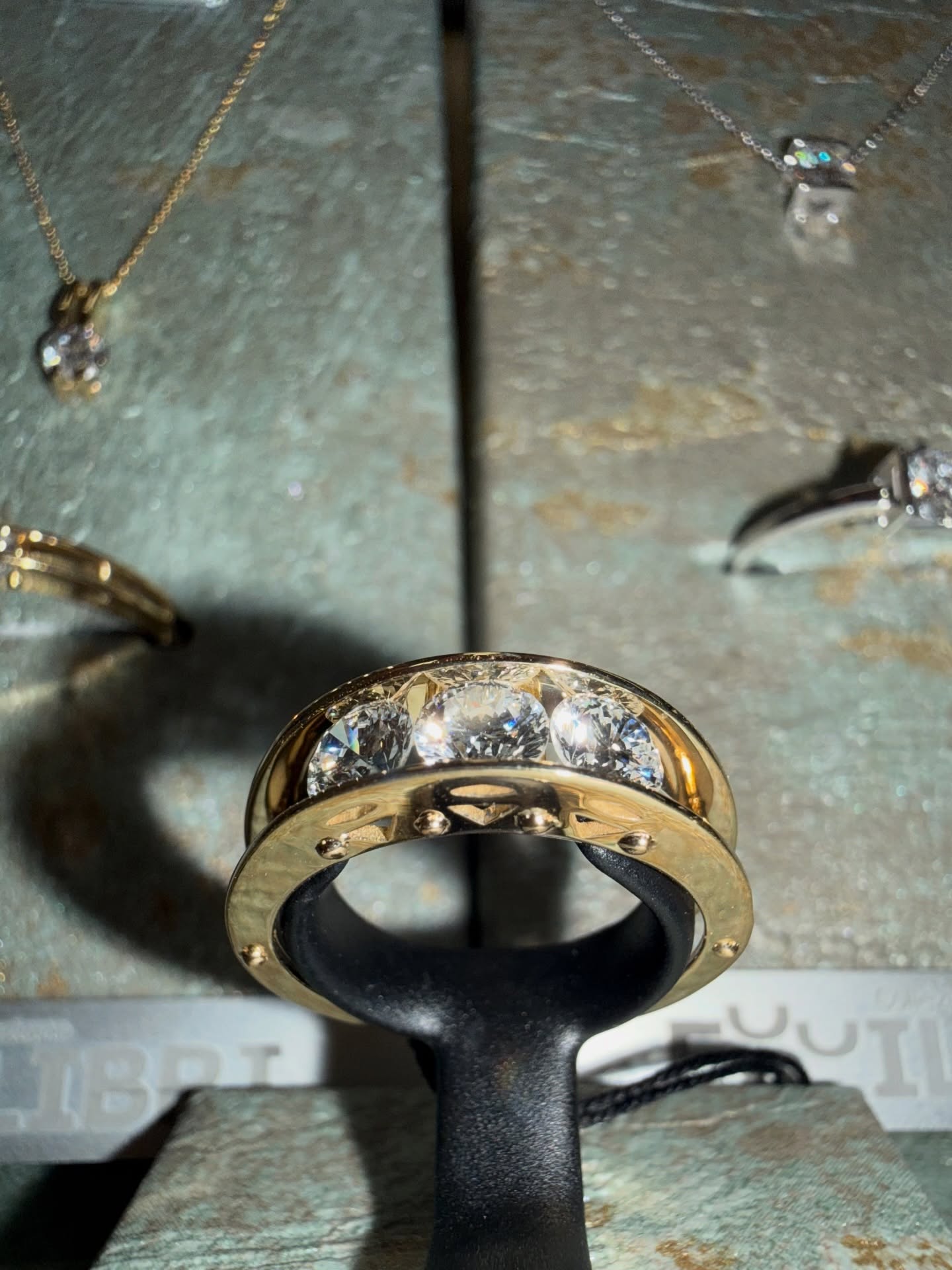 ✨ Oro 18k & Diamanti Lab Grown ✨
Linee pulite, montature particolari e una brillantezza che parla da sola.
Quale scegliete tra punti luce, orecchini e trilogy?
💎 Disponibili ora in gioielleria.
📩 Info in DM.
#GioielleriaCorna #diamantilabgrown #oro #oro18k #labdiamond #gioielli