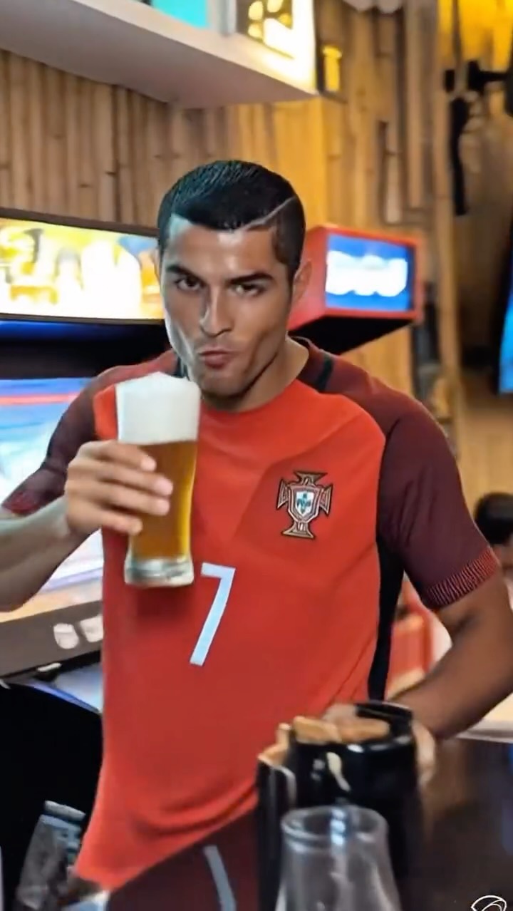 A few recognizable faces in the nut house over the weekend 😂🍻
#ronaldo #zidane #khaolak