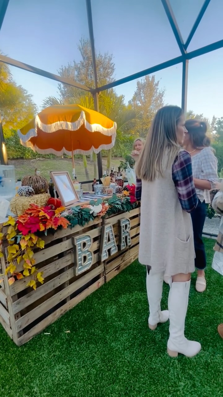 I love a good harvest bar set-up!!!
Had a great time at this Friendsgiving this past weekend! 🍁