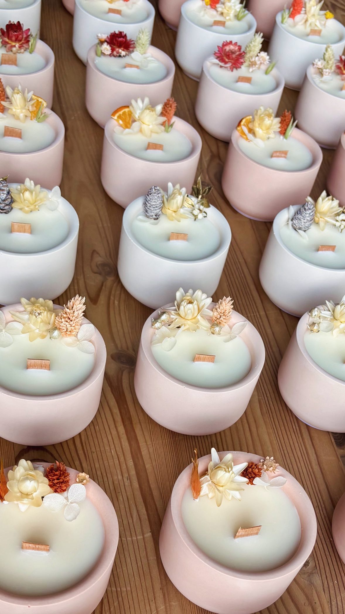 {🌲✨🎁} Quel parfum pour votre cadeau de Noël ?
Vos bougies préférées du moment!
Chaque bougie est coulée à la main et décorée de fleurs séchées.
Quel parfum préférez vous?
Bougies dispo dans l’eshop!
( lien en bio )