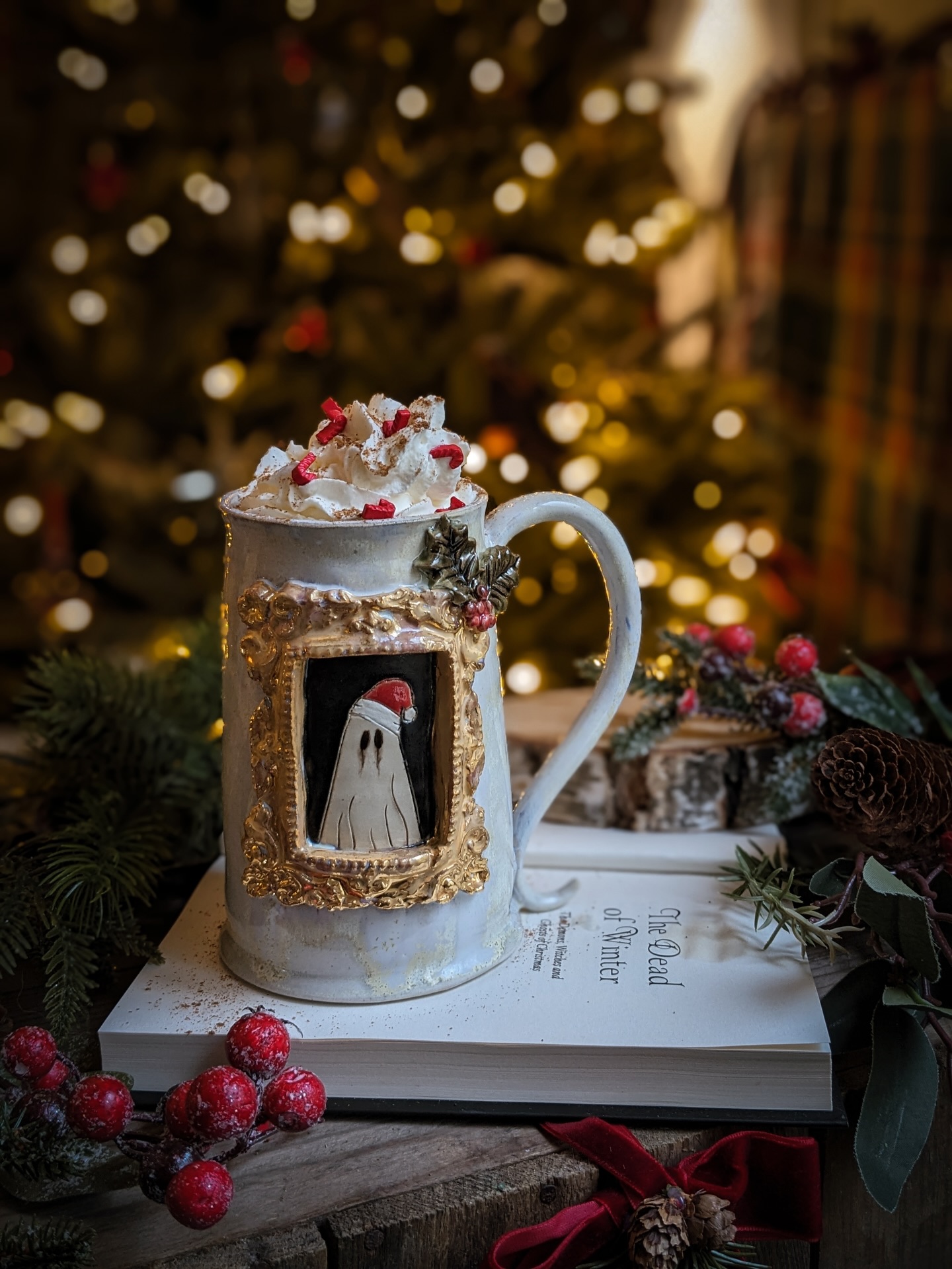 👻 Haunted Christmas 🎄✨
Le mug Haunted revient en version de Noël pour la MAJ de ce soir à 20h 🫢👻 j’aime trop sa petite tête avec son bonnet 🎅
Qu’en pensez vous ? Personnellement, il peut venir me hanter quand il veut celui là 🫢👻
#thefairytreehouse #haunted #hauntedchristmas #ghost #ghostmug #christmasmug #ghoststory