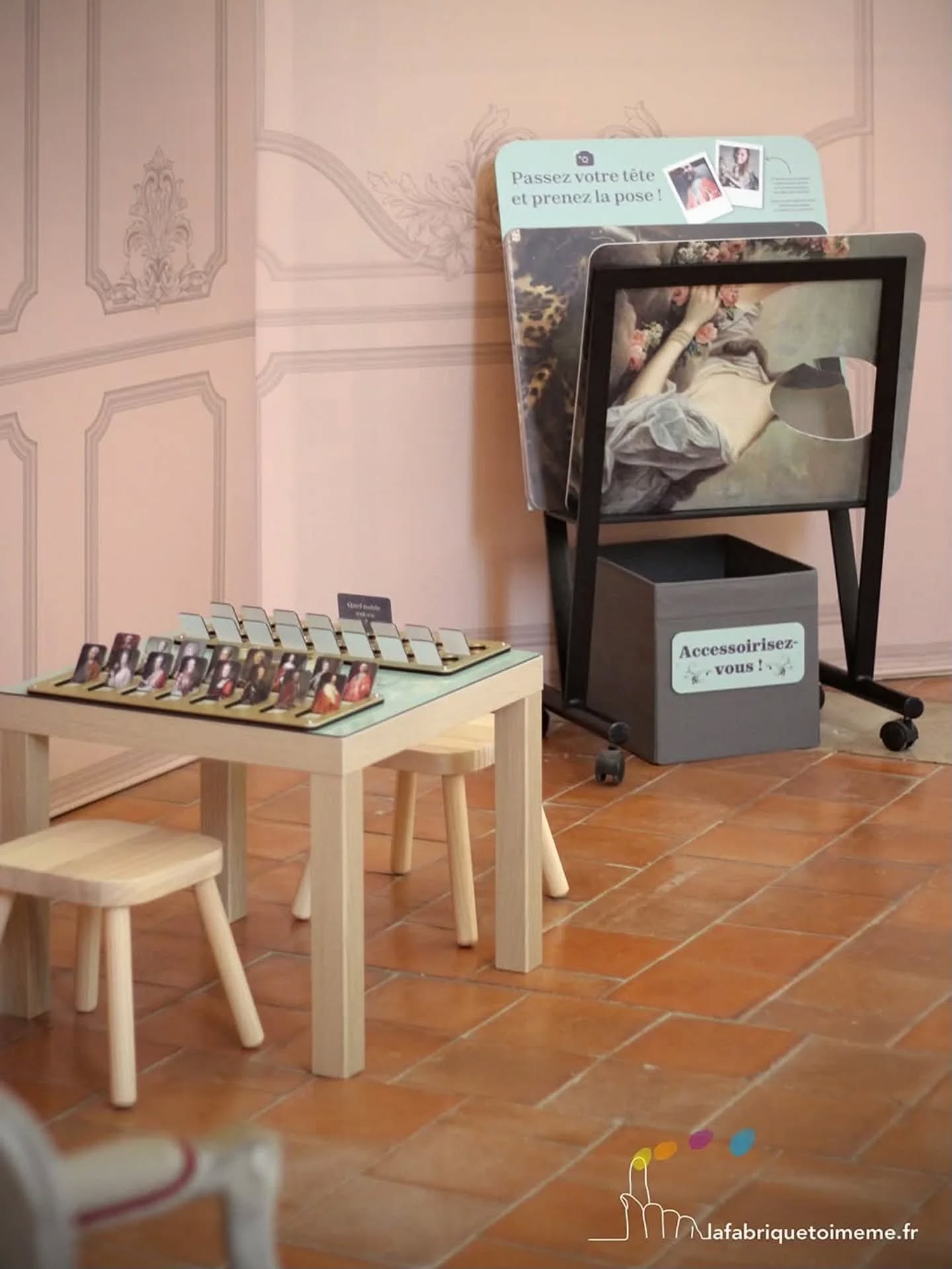 ✨ NOUVELLE RÉALISATION ! ✨
👀 Deux surprises concoctées par La Fabrique Toi-Même attendent les visiteurs à l’exposition-événement « Lumières françaises. De la cour de Versailles à Agen » – exposition d’intérêt national !
.
En collaboration avec Julien Darme du Musée des Beaux-Arts d'Agen @musee.agen, nous avons imaginé deux dispositifs à découvrir en autonomie :
.
🎲 « Quel noble est-ce ? »
Un jeu façon « Qui est-ce ? » pour percer l’identité des personnages qui relient Versailles à l’Agenais.
.
🖼️ « Passez votre tête dans les tableaux »
Six portraits, des mouches à poser, des perruques à ajuster… et vous voilà dans la peau d’un noble du XVIIIᵉ siècle !
.
💌 Et si vous vous amusez à prendre la pose… envoyez-nous vos têtes perruquées ! On adore voir vos selfies !
.
Un grand merci à Julien pour sa confiance et ses poses inspirées ! 🙌
.
Avec @emilieblabla_graphiste & photographe + @christelleloubriat faiseuse de mouches #arteducation #musee #frenchculture #museeagen #expositioninteractive #lumieresfrancaisesdelacourdeversaillesaagen #selfieart #mediationculturelle #découverteculturelle #versailles #agen #mbaagen #vivreaagen #museeagen #destinationagen #exploragen #CultureChezNous #AgenCultureEtVous #vivreaagen #destinationagen #sortir47