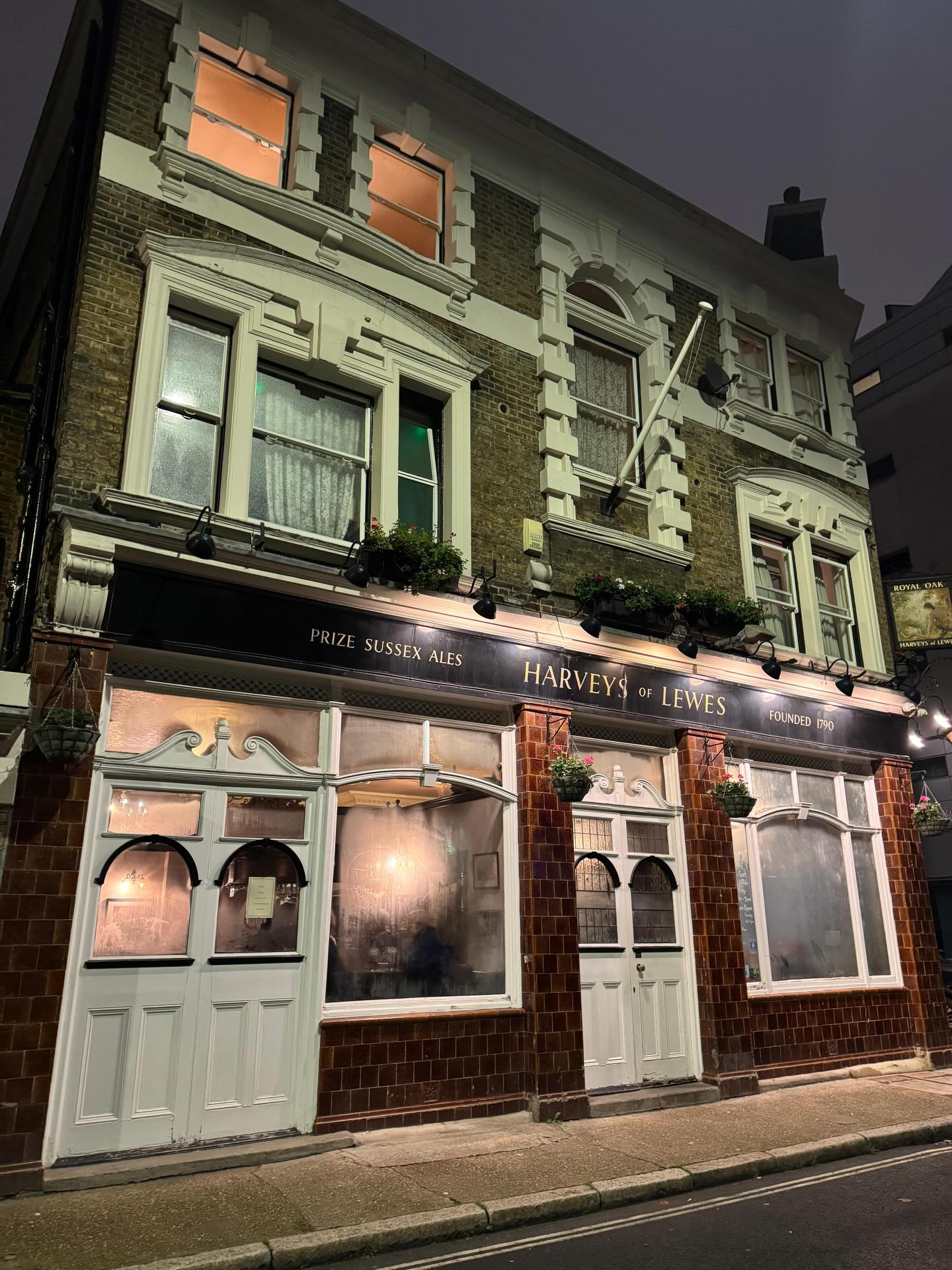 Mon pub préféré à Londres ? Sans aucun doutes le @royaloakborough, un vrai pub local à deux pas du @boroughmarket, suffisamment caché pour ne pas être envahi par une horde de touristes ou de businessmen/women sortant du travail. Une véritable pépite que je recommande vivement pour une expérience locale. Bonus : chaque mercredi, pub quiz (difficile sans avoir une culture anglaise mais fun !), et un excellent Sunday Roast ! #londres #weekendlondres #londresenfamille #visiterlondres