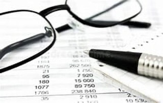 Revisor sökes till FRK 😊
Inför kommande årsmöte i februari, år 2026, jobbar valberedningen med att säkerställa att alla poster i styrelsen tillsätts enligt FRK:s stadgar på uppdrag från årsmötet 2025.
FRK, som är en ideell förening, söker nu en ny revisor (av två). Det finns inget krav på att vara auktoriserad revisor utan det är en sk. lekmannarevisor som sökes.
Vad innebär det att vara en föreningsrevisor?
En föreningsrevisor är en person som granskar en förenings styrelses arbete och ekonomi för medlemmarnas räkning. Huvuduppgifterna är att kontrollera att styrelsen följer föreningens stadgar och medlemmarnas beslut,
samt att bokföringen är korrekt utförd och stämmer överens med de faktiska händelserna. Föreningsrevisorn väljs av medlemmarna på årsmötet och ska utses för en specifik tidsperiod, oftast fram till nästa årsmöte.
Har du någon, mer eller mindre ekonomisk, kunnighet och kan tänka dig att ställa upp som revisor för vår ridklubb, eller kanske någon i din närhet - hör av dig!
Vem kan vara föreningsrevisor?
En revisor ska:
• vara minst 18 år
• inte vara försatt i konkurs eller ha näringsförbud
• inte ha förvaltare
Jäv får inte förekomma, så en revisor får inte vara:
• styrelseledamot
• styrelsesuppleant
• gift, sambo eller nära släkt med någon i styrelsen
• arbeta i eller vara anställd av föreningen.
Däremot får revisorn vara medlem i föreningen.
Välkommen att anmäla ditt intresse till: valberedning@frk.name