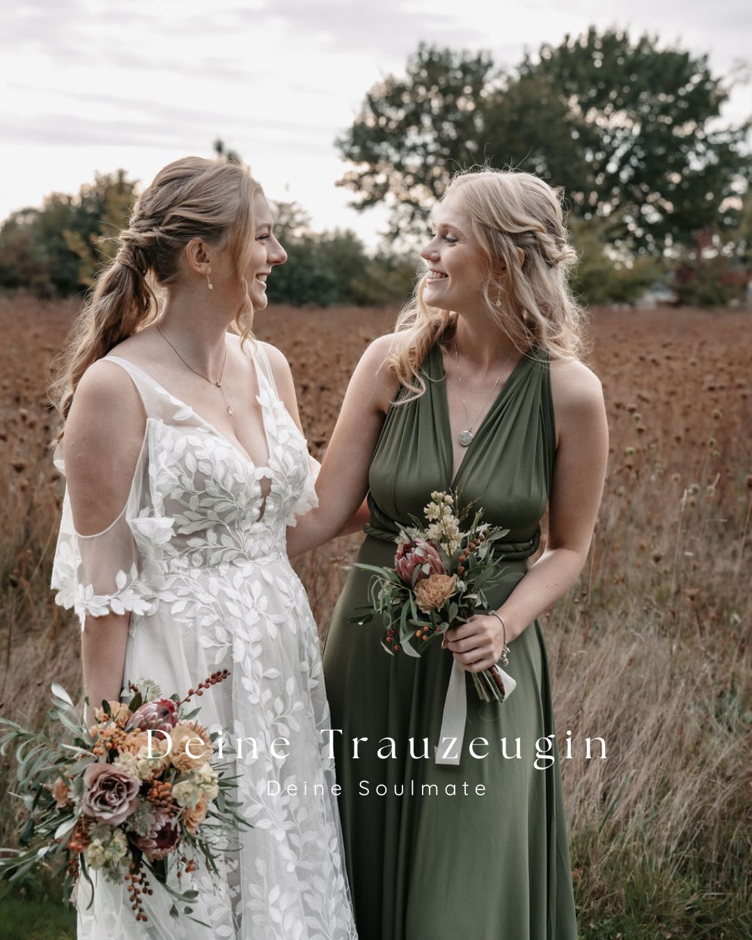 Sie ist dein Lieblingsmensch und war immer an deiner Seite.
Sie hält deine Nervosität und nimmt dich in den Arm, wenn du es brauchst. Sie weiß genau, wann du eine Hand zum halten oder einen Moment Ruhe für dich brauchst.
Ganz viele Bräute fragen mich, ob die Trauzeugin bei der Hochzeit auch Blumen bekommt und für mich persönlich ist diese Frage mit einem Ja zu beantworten.
Ich finde einen kleinen Strauß, abgestimmt auf deinen Brautstrauß, eine wunderschöne Geste, die so viel sagt.
Du könntest deine Trauzeugin damit auch bei einem First Look überraschen und diesen Moment auf Fotos festhalten.
Sie ist ein ganz besonderer Mensch in deinem Leben und Blumen sind eine kleine, aber ganz wundervolle Geste.
Fotos: @lucky_eye_photography_by_kim
#brautstrauß #hochzeitsfloristik #hochzeitsdeko
BRAUTSTRAUSS
DEKOVERLEIH
HOCHZEIT2026