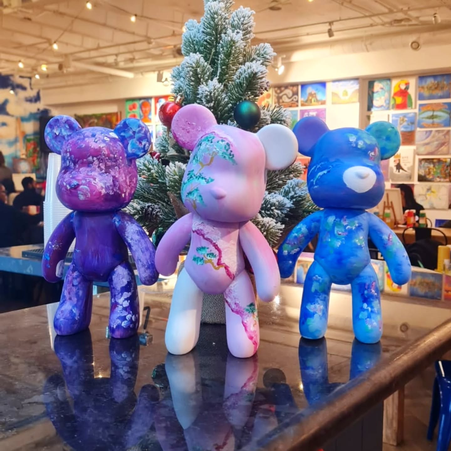 Free flow painting - paint a bear, bauble, or canvas at our free flow sessions. All day every day, 7 days a week! 🎨✨️
#artbar #artcafe #artplaychelsea #artplayshoreditch