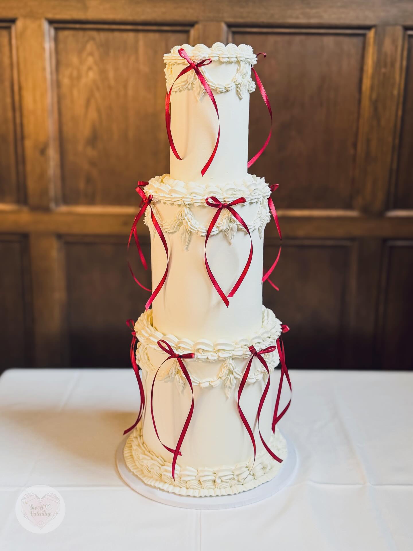 🤍 Wedding day 🤍
Huge congratulations to E&D who married @merchanttaylorsyork
.
.
.
#vintageweddingcake #vintageweddings #whiteweddingcake