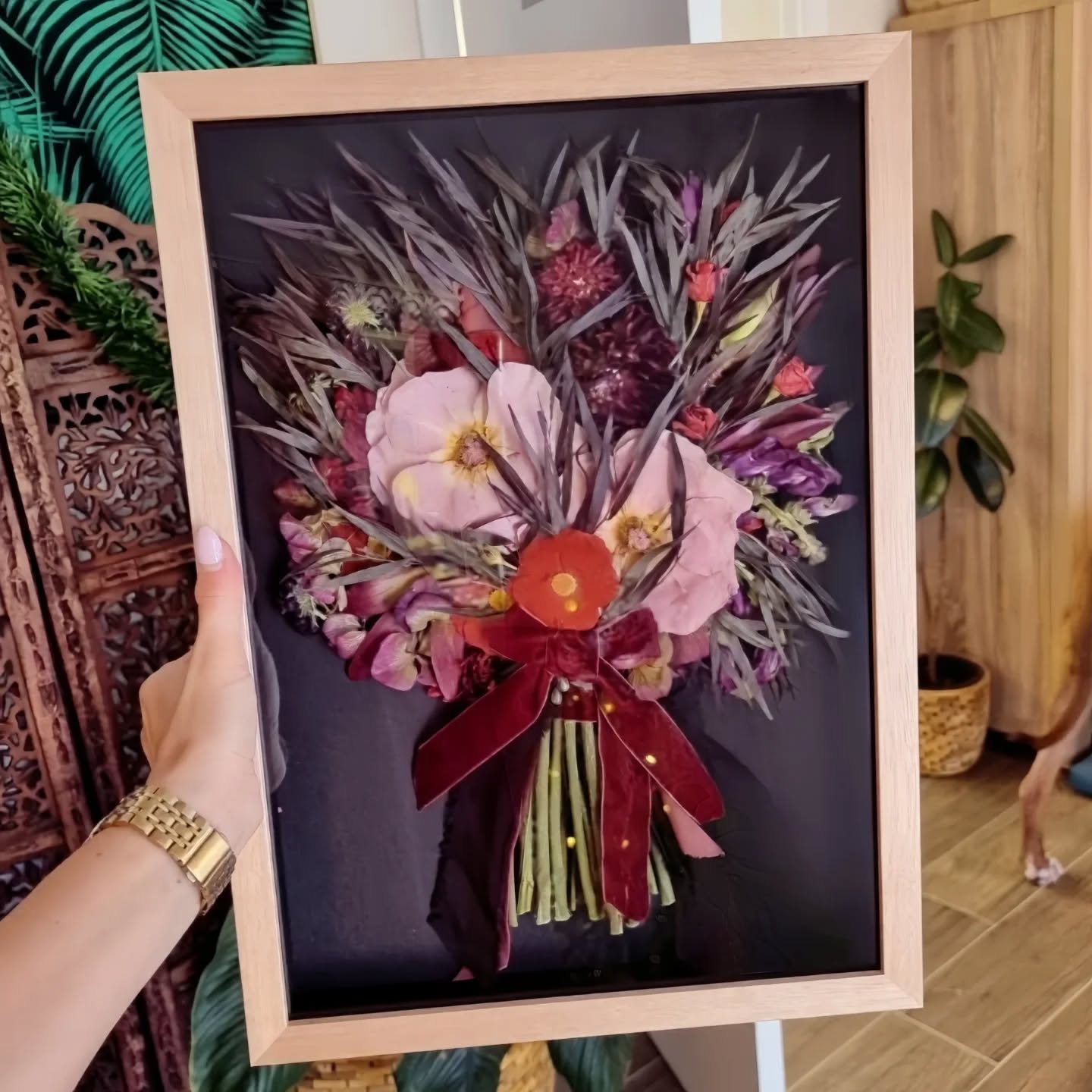 🖤 Tasmanian Oak custom made frame with a black matboard!? Yes, yes & yes!! Anika, what a vibe! We love the moody feel to this keepsake. The black matboard isn't for every bouquet, but doesn't it make a statement here. 🖤