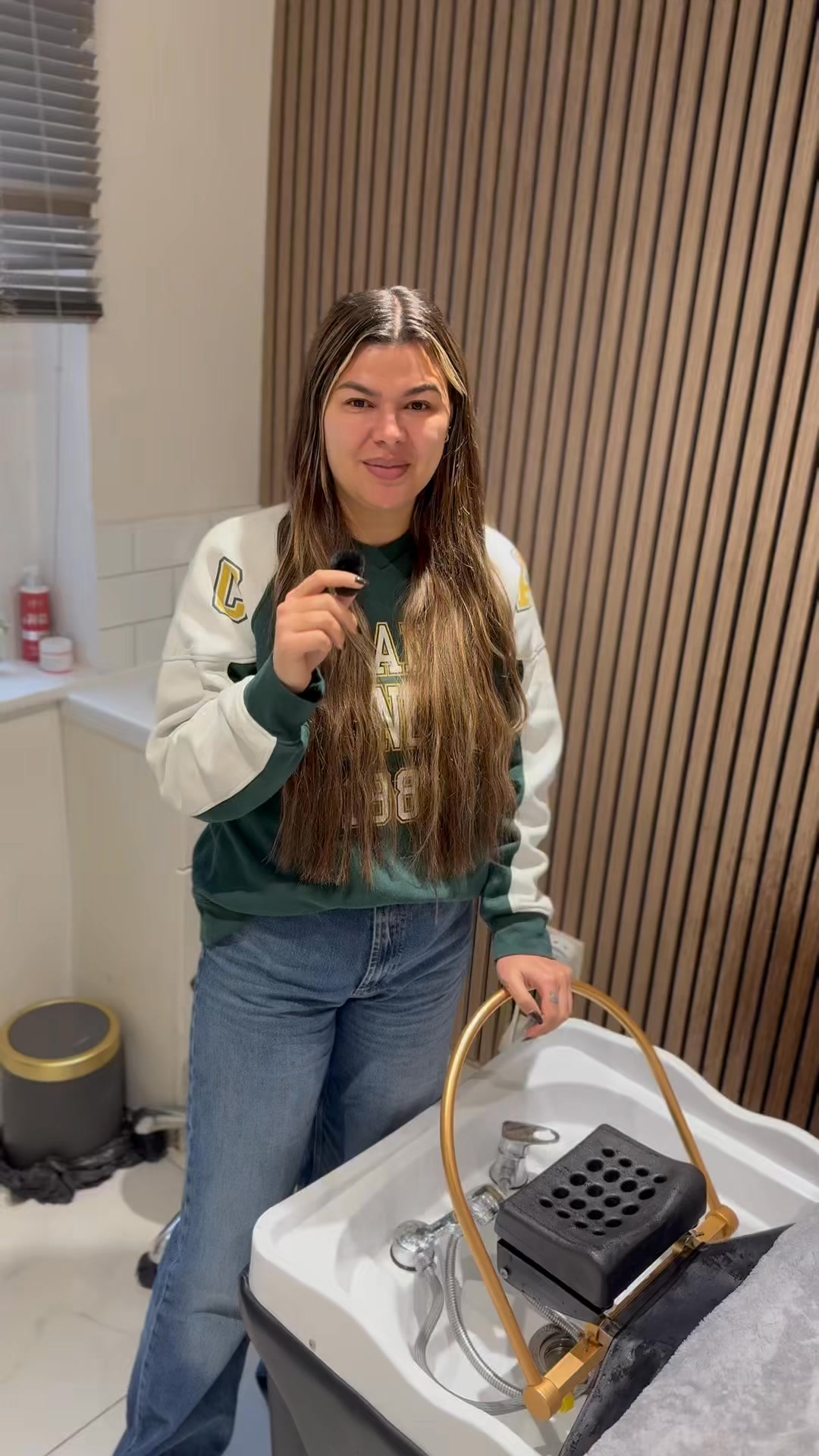 What makes the Japanese Head Spa so different? Alex explains why it’s not just a wash — it’s an experience 🫧
.
.
.
.
.
.
#JapaneseHeadSpa #Salon #SalonVibes