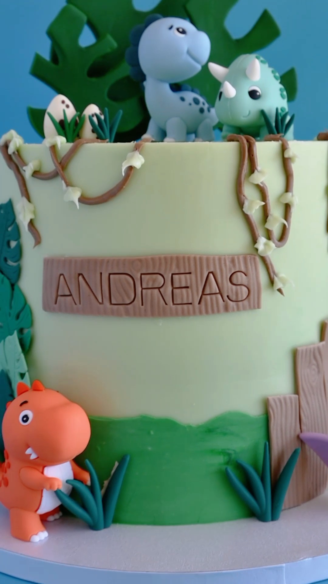 Soft colours, tiny dinosaurs, happy families. 10/10 job satisfaction 💜
#FullFatBaking #BaptismCake #dinocake