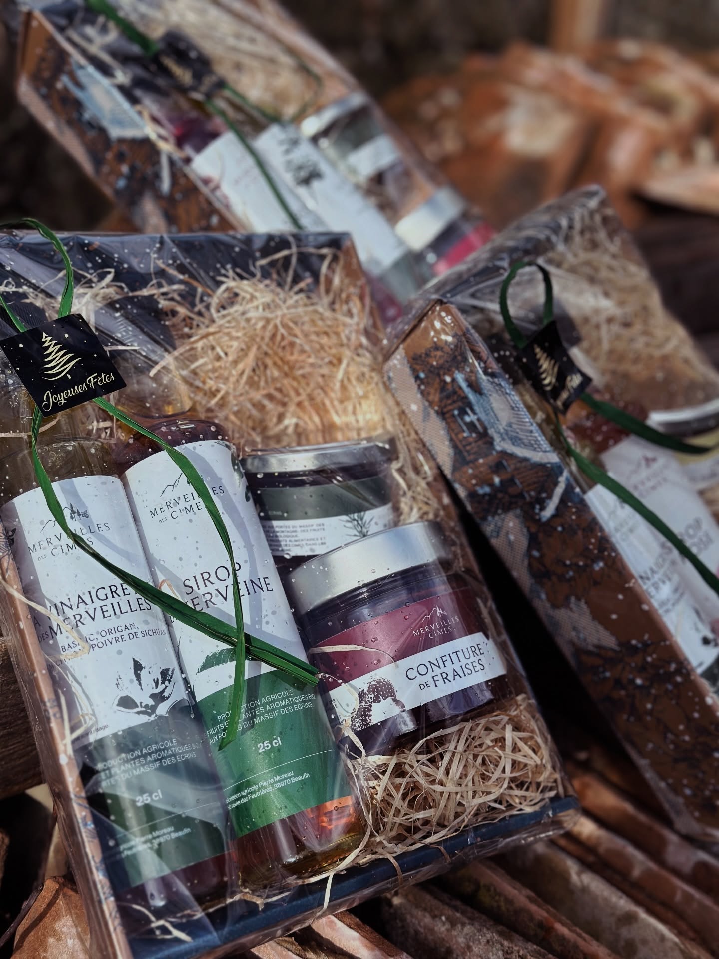 Pour les fêtes de fin d’année, pensez aux produits Merveilles des cimes ! 😊
Un produit pour agrémenter un repas de fête, un petit plaisir pour soi ou un cadeau pour un proche ? La large gamme de produits fabriqués à la ferme vous offre une source quasi infinie d’inspiration. 🥗🥘🍾🎁🎄
Sirops, confits, confitures, aromates, tisanes, vinaigres, vinaigrettes, pâtes de fruits, cosmétiques, ... et bien sûr les coffrets cadeaux ! Le plus dur, c’est de choisir 😋
Plusieurs façons de retrouver les produits de ma ferme :
- directement à la ferme (sur RDV)
- dans les magasins locaux (nombreux points de vente de Gap jusqu’à Vizille !)
- sur plusieurs marchés de Noël
- par correspondance via merveillesdescimes.com
Cette année, je serai présent sur ces marchés de Noël :
- 6 décembre à Embrun
- du 11 au 17 décembre à Gap
- 20 décembre à Pont du Fossé
- 21 décembre à la Mure
À très bientôt ! 🌿
#merveillesdescimes #produitsnaturels #agriculturebiologique #champsaurvalgaudemar #massifdesecrins #ishere #matheysine #cadeau