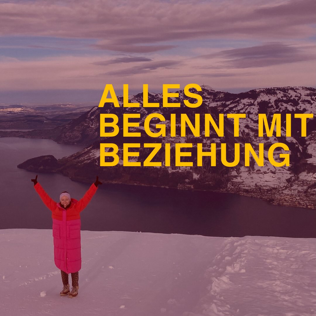 ✨ Deine Gesundheit beginnt dort, wo deine Beziehungen heilen.
Ich wähle Glück – in jeder Beziehung.
Nicht, weil alles perfekt sein muss, sondern weil ich weiß:
➡️ Fast jede körperliche Beschwerde, jede innere Unruhe und jede emotionale Blockade hat ihren Ursprung in disharmonischen Beziehungsräumen.
Diese Räume sind unsichtbar, aber wir leben jeden Tag in ihnen:
🌿 dein Familiensystem
💞 Partnerschaft & Freundschaften
💼 dein Arbeitsumfeld
✨ und vor allem: die Beziehung zu dir selbst.
⚡️Wenn diese Interaktionsräume Spannung tragen, beginnt dein System zu kompensieren, manchmal leise, manchmal durch deutliche Symptome.
🌀Aber genauso kraftvoll geschieht Heilung, wenn diese Räume wieder in Harmonie schwingen.
Heilung entsteht dort, wo Harmonie zu Hause ist.
Und genau hier setzt Innerwise an:
Wir klären Störungen, lösen alte Muster, entlasten Systeme, damit sich dein Körper, deine Emotionen und deine Beziehungen wieder leicht, klar und gesund anfühlen.
💛 Bist du bereit für Glück in jedem deiner Beziehungsräume und damit für echte Gesundheit?