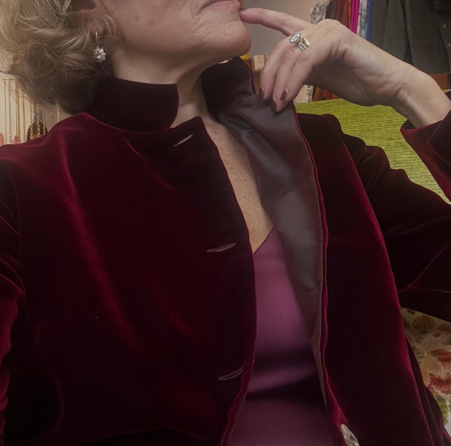 Red Velvet Jacket.
Giacca in velluto burgundy, interno in taffetas di seta, collo coreana. Non può mancare per le Feste.
Bene anche indossata su un Silk Pijiama.
Anche in Marrone scuro.
#giacca #velluto #velvet #taffetas #feste #rosso #limitededitions