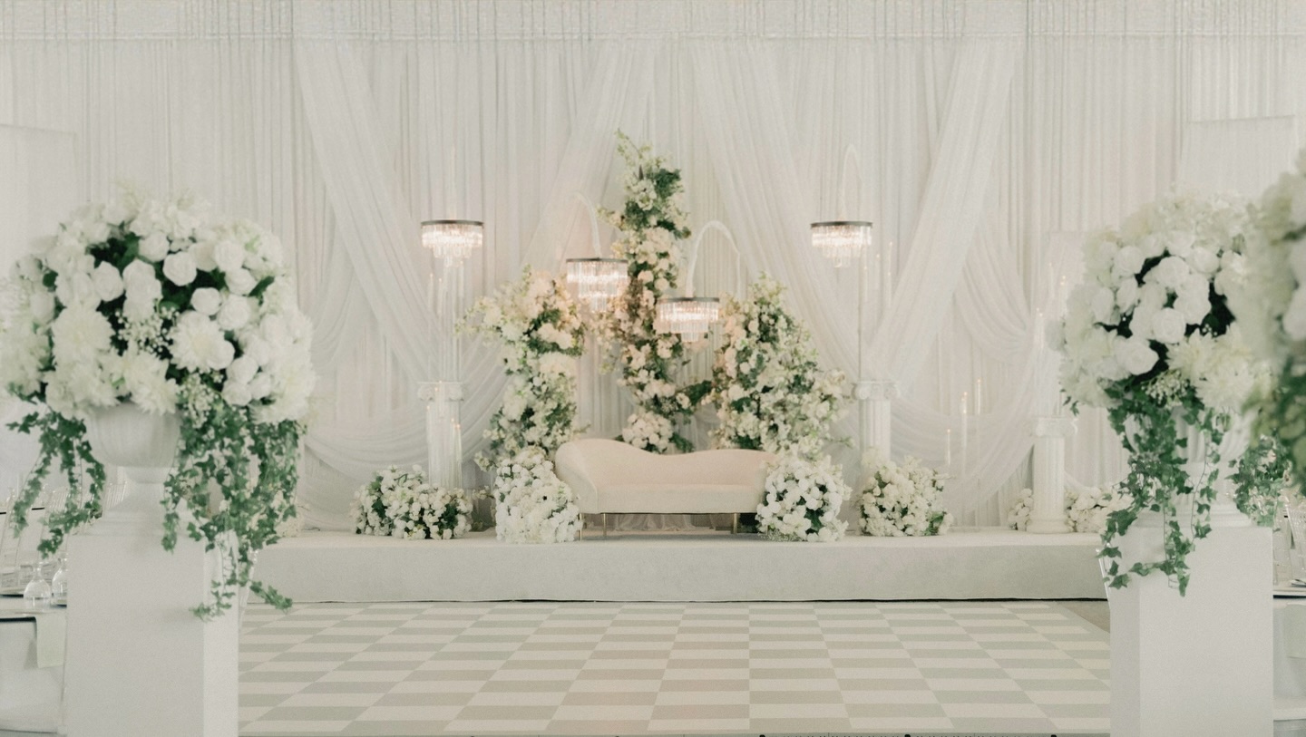 Dramatic Draping Is the Trend That is here to stay
Design, Decor & Florals @universaldecor
Planner @eventopiaevents
Venue @roberthleealumnicentre
Vinyls @infiniteimpressions_
DJ @decibelvan
Photography @parasrathi
Our Stunning Couple @mariangrewal @justinbuttar
#LuxuryWedding #DreamWedding #WeddingInspo
#WeddingReceptionGoals #ElegantWedding
#WeddingDecorIdeas #WeddingStyling #LuxuryEventPlanner #WeddingDesignInspo
#receptiondesign