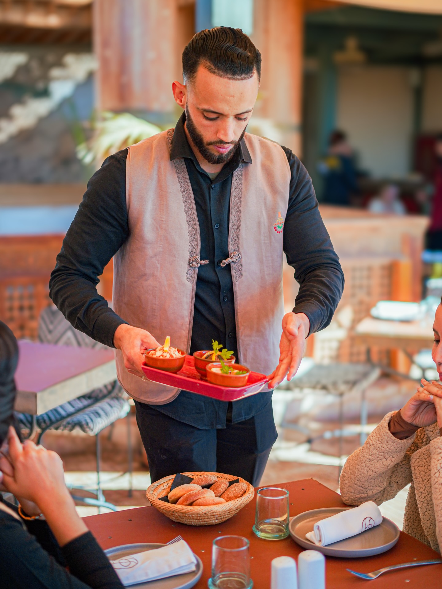Plongez dans l’authenticité des saveurs marocaines.
Au Douar Médina, chaque plat est une invitation au partage, à la générosité et à la découverte culinaire.
Savourez l’instant, vivez l’expérience.
📍Restaurant Le Douar Médina – Musée de l’Art Culinaire Marocain
#LeDouarMedina #MuseeArtCulinaireMarocain #MarrakechFood #MoroccanCuisine #AuthenticFlavors #RestaurantMarrakech #MoroccanGastronomy #FoodExperience #TasteMorocco #VisitMarrakech #MedinaVibes #MarrakechLifestyle #foodlovers