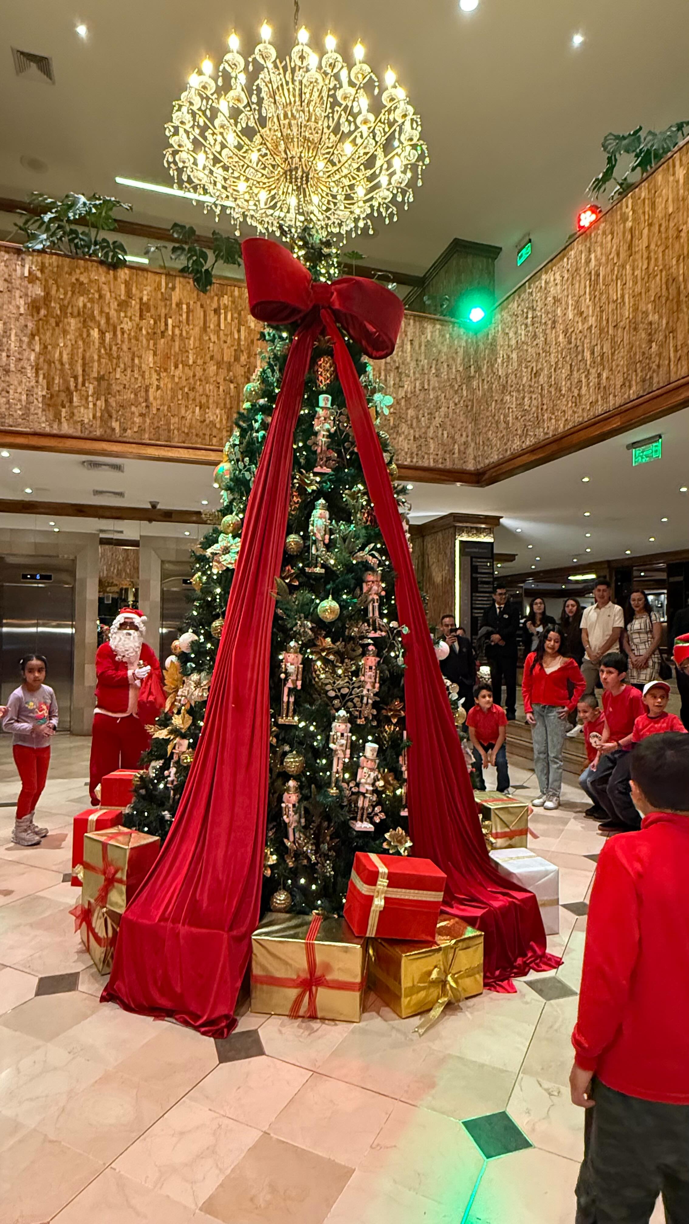 La noche de este miércoles vivimos una velada mágica en Swissôtel Quito con la tradicional encendida de nuestro árbol de Navidad. 🎄✨
Compartimos este momento especial junto a nuestros colaboradores y sus hijos, quienes disfrutaron de chocolate caliente con marshmallows y un delicioso postre relleno preparado por nuestro equipo de gastronomía. Sabores, sonrisas y mucha emoción dieron inicio oficial a nuestra campaña navideña en Swissôtel Quito.
Estos son algunos de los instantes que marcaron la cuenta regresiva para iluminar el árbol y las vivencias de quienes hacen posible la hospitalidad de nuestro hotel cinco estrellas en Quito.
🎅 Felices fiestas y bienvenidos a la magia de la Navidad en Swissôtel Quito.
Gracias por su aporte a:
Decoración: @Florafashio.eventos
Sonido e iluminación: @plataformaav
*Disclaimer:
La presencia de los niños en este video cuenta con la autorización de sus padres, quienes los acompañaron y formaron parte de la celebración.
#SwissotelQuito #NavidadEnSwissotelQuito #EncendidoDelÁrbol #FiestasDecembrinas #HotelEnQuito #EquipoSwissotel #QuitoEcuador