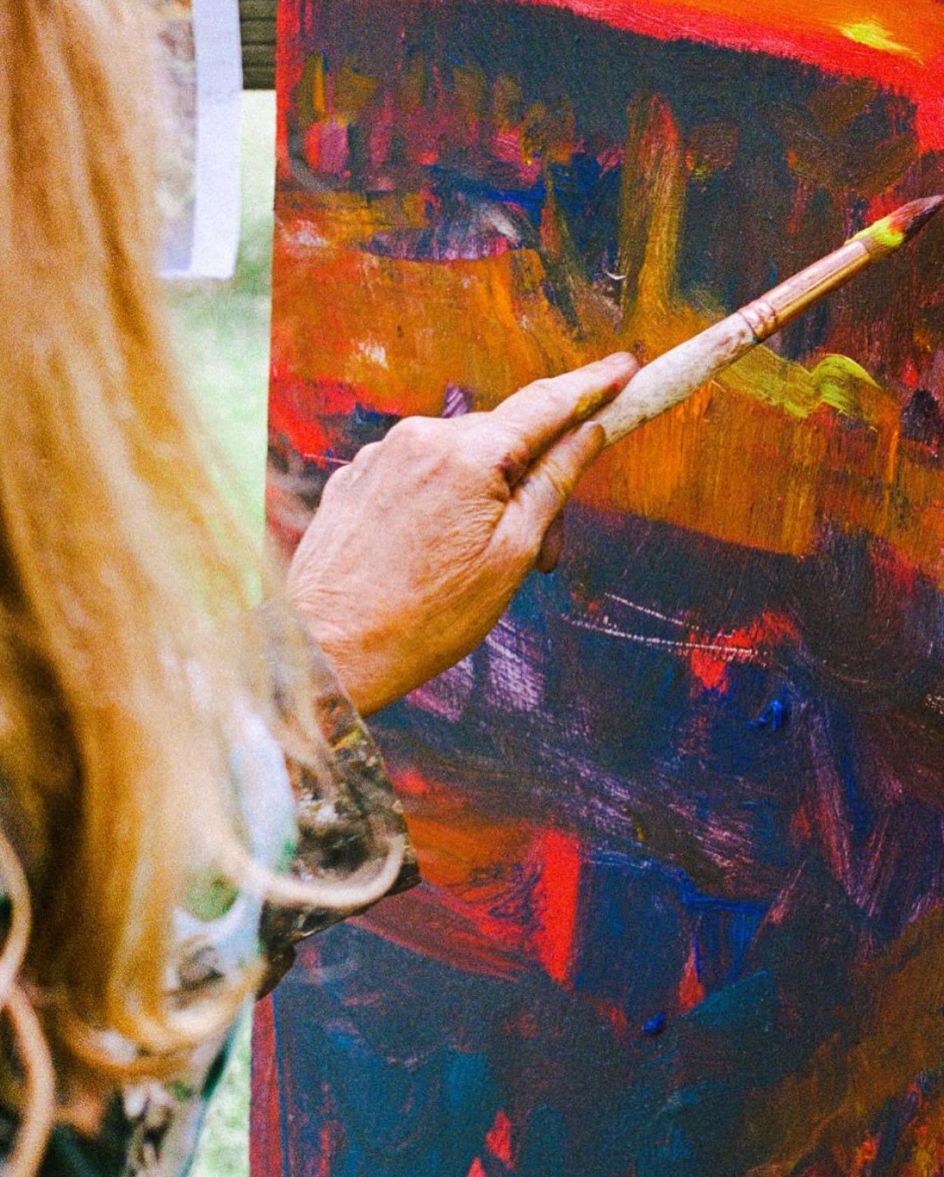 La couleur s’invite sous la lumière, vivante et mouvante au bout du pinceau.
Peindre, c’est aussi suivre le fil d’une énergie lumineuse, laisser la main répondre au souffle du jour.
Hizelaya