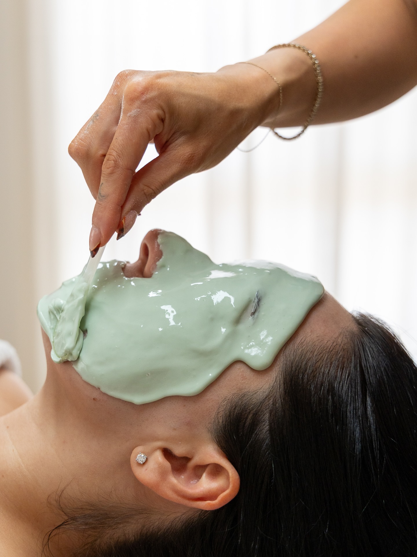 Need a moment to truely unwind?
Our Alginate Masks are pure bliss for your skin✨
These cooling, soothing masks drench your skin in hydration, calms redness and leaves your complexion soft, plump and radiant!
Perfect for a little reset after a busy week😴
Only 4 appointments left before 2025 comes to an end!
🔗 use the link in bio to snatch your last skin reset before Christmas
🤍Laura
#glowrituals #jellymask #ocosmedics #alginatemask #hydratingmask #esthetician #facialtreatment #skinhydration #dehydratedskin #skinrejuvenation #casula #casulamall #sydneybeauty #sydneyfacial #facialistsydney #hoxtonpark #edsquare #carneshill