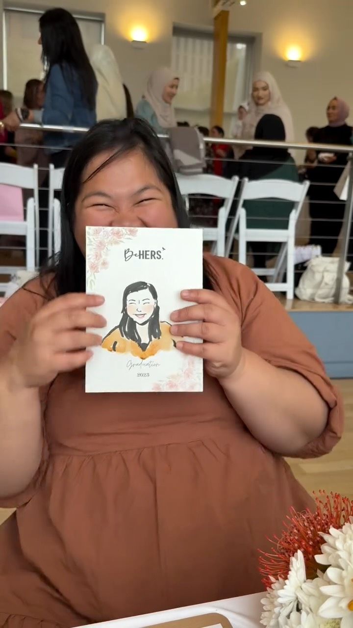 Feeling so grateful to be part of the @behers.org.au graduation again this year ✨💕Such a beautiful celebration of all the amazing women who finished their program. Congratulations 🥳
I had so much fun painting live portrait illustration on the day. Thank you so much for having me again. It’s always such a privilege to be part of this beautiful celebration 🥰
Photo and video credits: @sahar_naqshband @behers.org.au @tassocial.co
Event Styling: @stylemyday_nina
Performance: @yenifermurdoch
Henna artist: @shak1ibaa
Live portrait artist: @art.by.jida
#behers #womensupportingwomen #artbyjida #empoweringwomen #smallbusinesstasmania #localbusinesstasmania #behershobart #watercolorportrait #liveportraittasmania #tasmaniaeventinspiration #liveillustrator #liveillustratortasmania