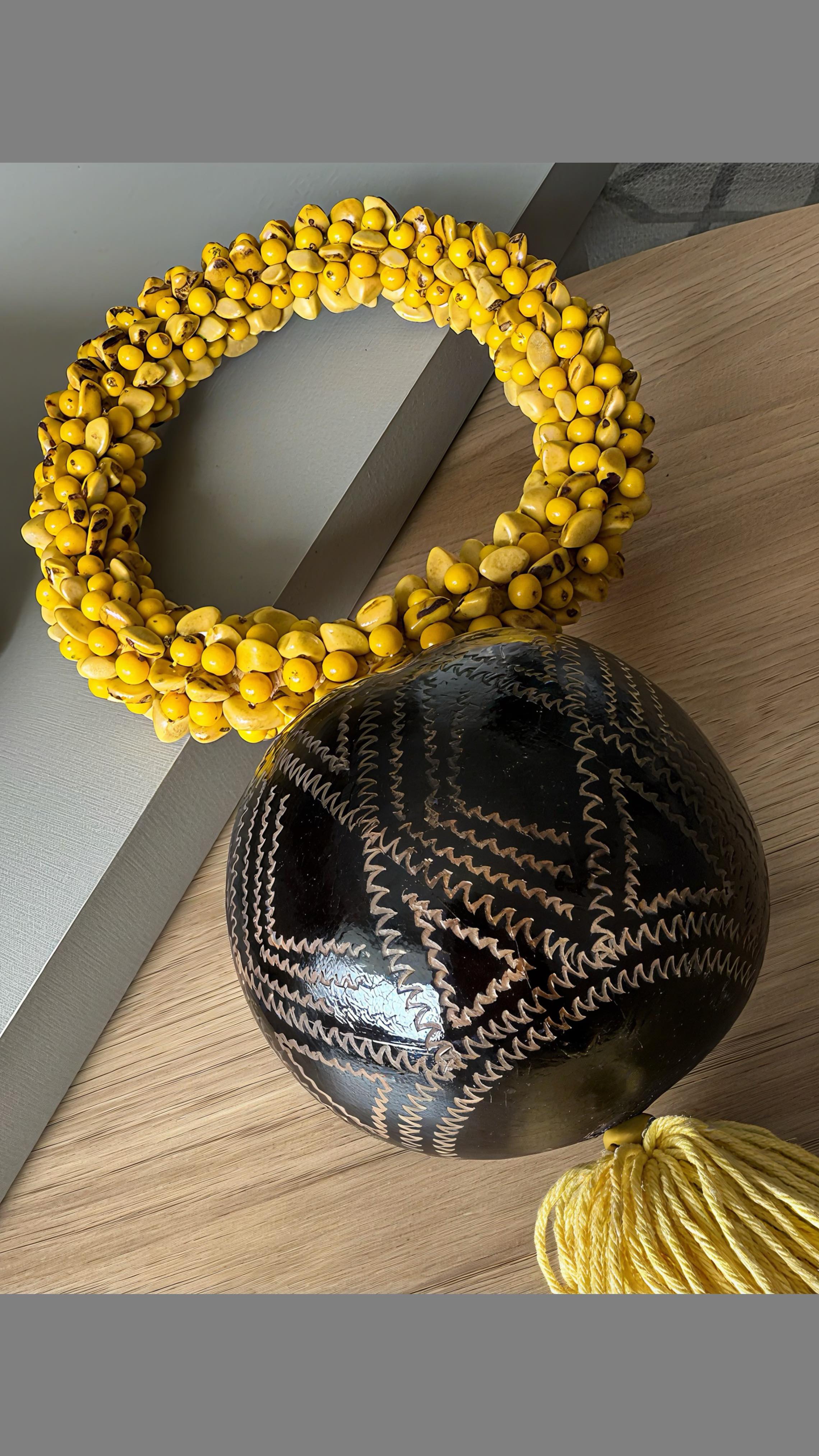 Nosso colar de mesa ou parede amarelo é a melhor idéia para fazer aquela pessoa amada suspirar com seu presente de Natal !
Feito com insumos amazonenses para embelezar qualquer ambiente com muita elegância e arte!
Para conhecer mais da nossa Coleção Casa e escolher a sua peça preferida, acesse o nosso site e aproveite o FRETE GRÁTIS para compra de quaisquer produtos pronta entrega.
#luxosustentavel
#elegancianatural
#biojoiasexclusivas