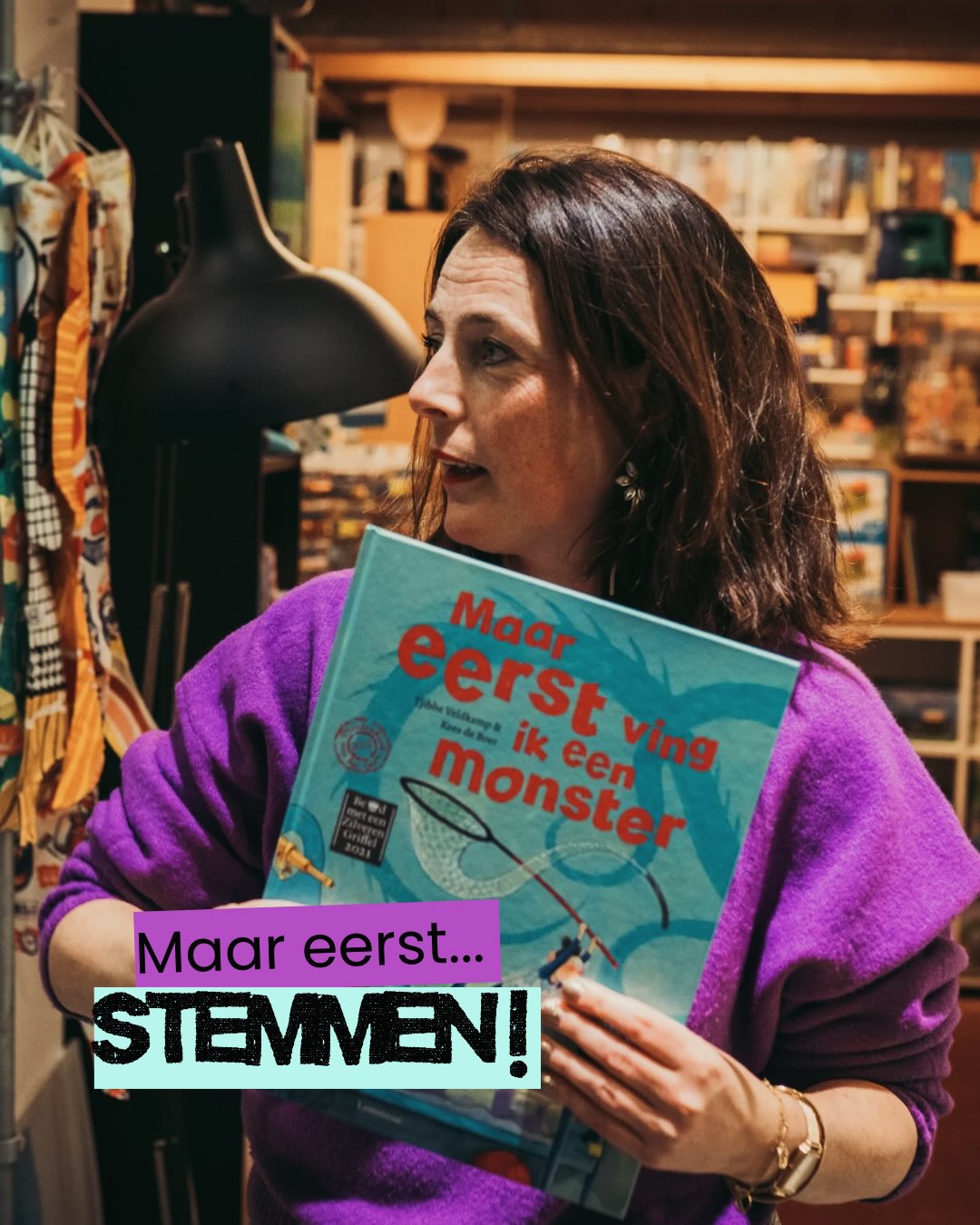 Monsters vangen? Stemmen!
Vanaf vandaag kan er gestemd worden op de prentenboeken top 50! 🎉
Elke dag tot en met 27 december deel ik in stories een link waarmee je bij een Google formulier komt. Je vindt de link ook op mijn website www.reneevaneijk.com.
Stemmen is echt simpel! Je vult de titels van jouw drie favoriete prentenboeken in en zendt het formulier in. Gestemd! Je kunt je mailadres invullen als je op de hoogte gehouden wilt worden van het verdere verloop van de top 50.
Op dinsdag 27 januari is de bekendmaking van de prentenboeken top 50. Over de locatie en de vorm deel ik binnenkort meer op dit account.
Natuurlijk wordt er ook weer een poster gemaakt van de 50 favoriete prentenboeken, gemaakt door Natasja van @langliefleren.
Geef vooral door dat er gestemd kan worden!