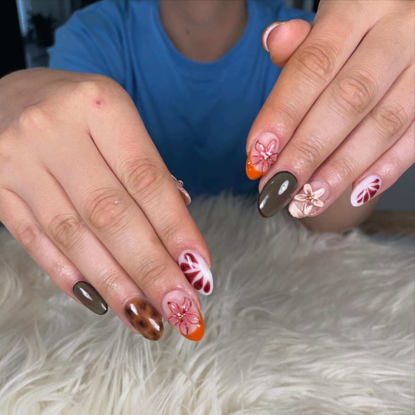 Eleganter Mix aus Flower-Details, Tortoise und warmen Akzenten .✨💅
💌 Du willst auch so coole Nägel? Einfach melden!