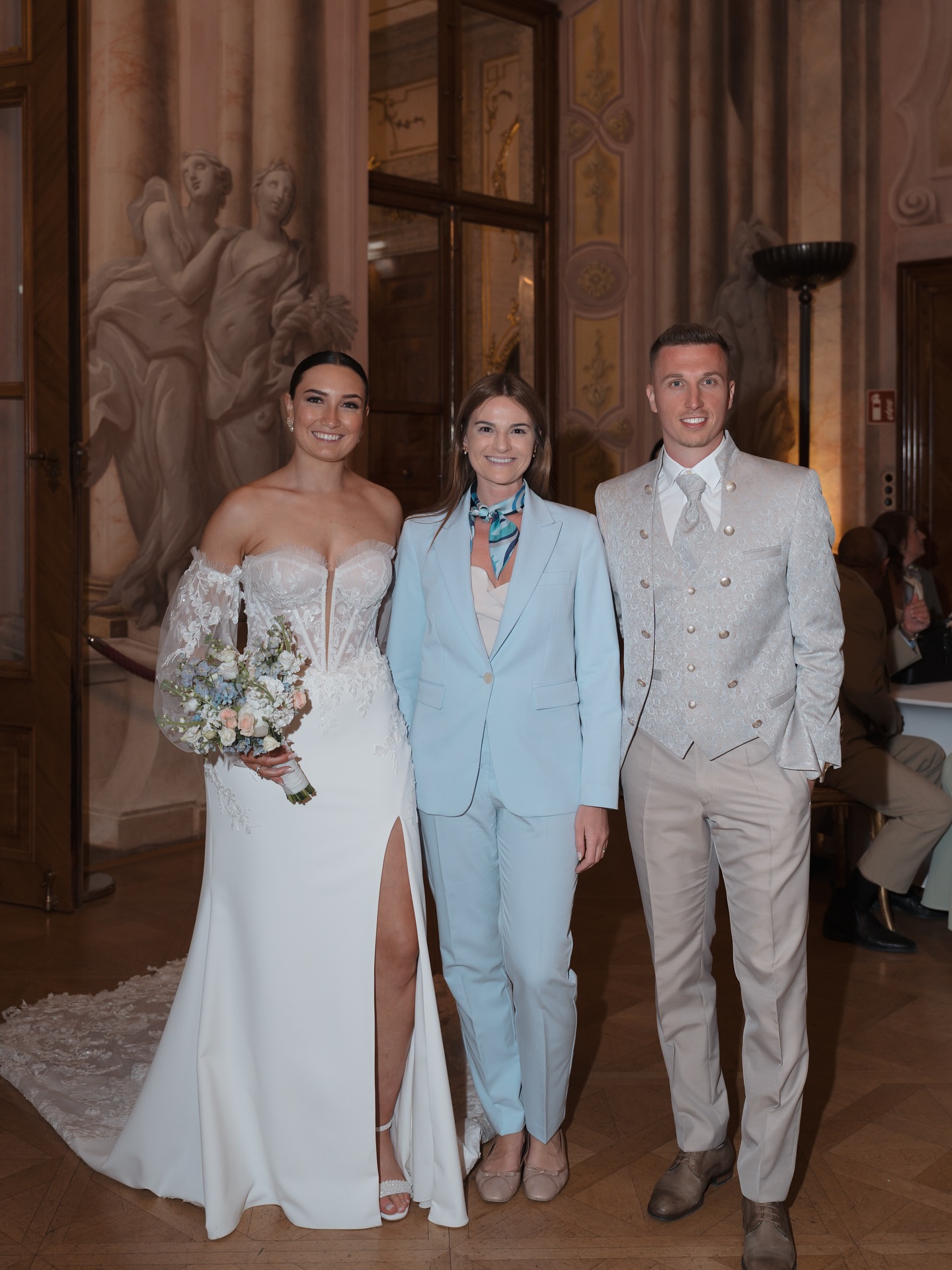 Im Mai durfte ich R&A als Weddingdaycoordinatorin über den gesamten Tag ihrer Hochzeit in einem Schloss in Wien begleiten.🤍 Es war eine der allerschönsten Hochzeiten dieses Jahr.
@photographie_amonbarbara
@weddingfilm_at
#weddingday #weddingplanner #weddingplanning #hochzeitsplanerin #heirateninwien #traumhochzeit #luxurywedding #weddingcastle #viennawedding #weddingvideo #imagevideo #weddinginspiration