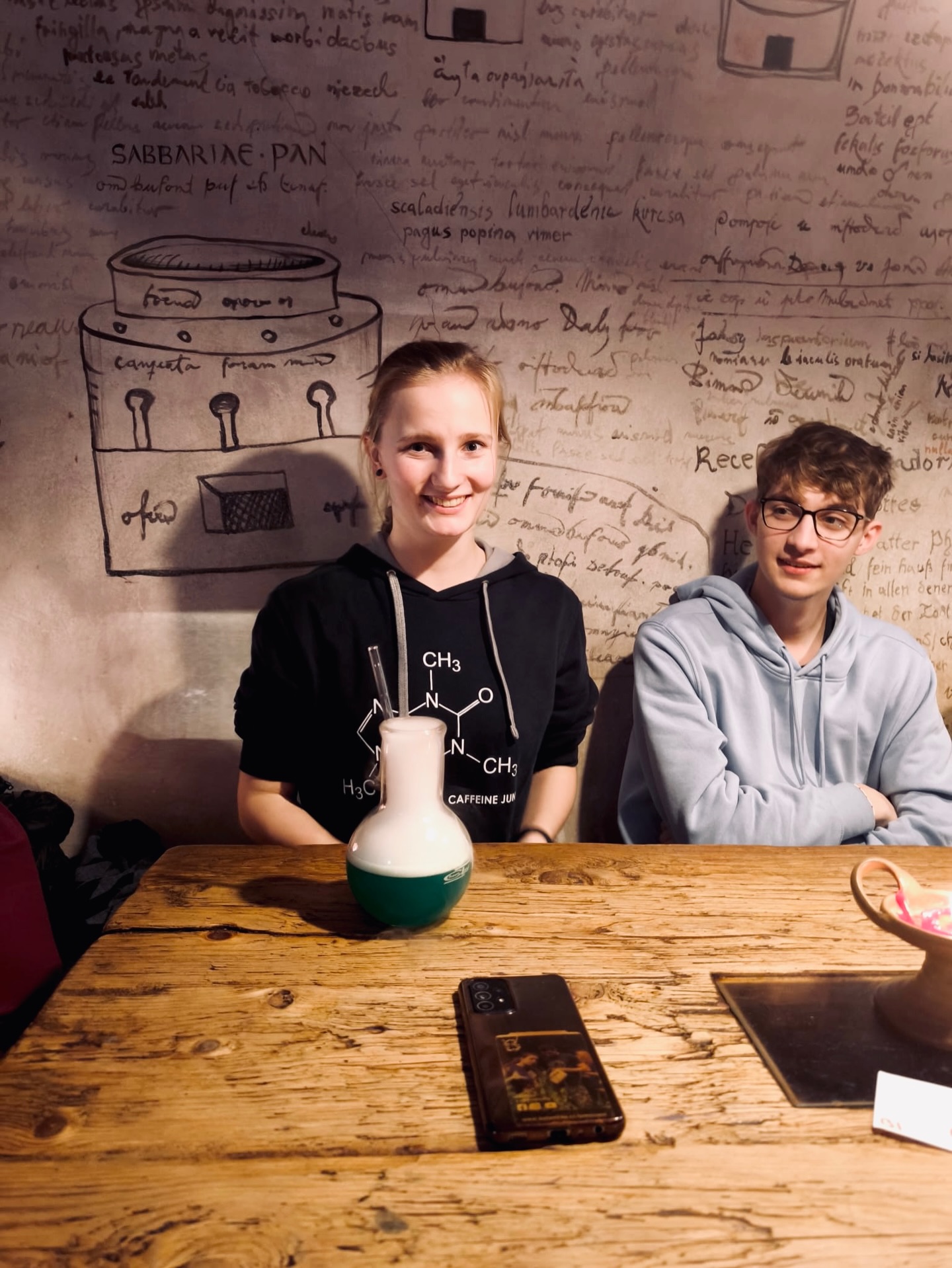 🔮 Poslední předvánoční hodiny Advanced Chemie jsme pojali netradičně: vydali jsme se do Prahy po stopách starých alchymistů.
🏺 Mrkli jsme do muzea alchymie a nechali se vtáhnout do jejich tajů a legend.
🧪 A nakonec? Posezení a pokec v @kellyxir2020 nad dýmícími se baňkami 🙋🏻♀️😁
Předvánoční atmosféra + alchymie = 🔝 combo ✨
#itg #gymnazium #chemie #alchymie #vanoce