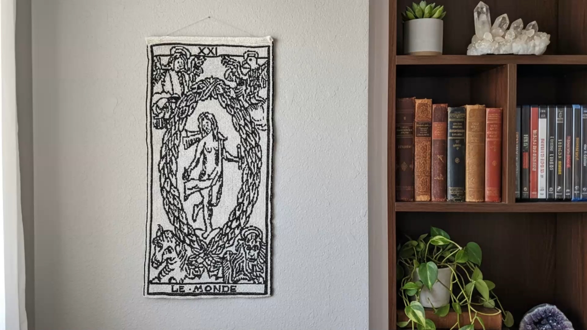 Découvrez « Le Monde », un jacquard d'exception pensé comme une œuvre d'art. Inspiré de la carte emblématique du tarot de Marseille, cette pièce unique apporte harmonie et sens à votre décoration.
🧶 100% personnalisable
🧶 100% fabriqué à Paris
🧶 Tissé en jacquard pour un rendu d'une rare finesse
Et si c'était votre prochain coup de cœur ? Et si vous créiez le vôtre ?
👉 Pour personnaliser vos idées en jacquard et découvrir l'art du fait main parisien, c'est par ici : www.caligraphic.fr
#Caligraphic #Jacquard #LeMonde #Décoration #FaitàParis #FabriquéÀParis #Tarot #MadeInFrance #CadeauPersonnalisé