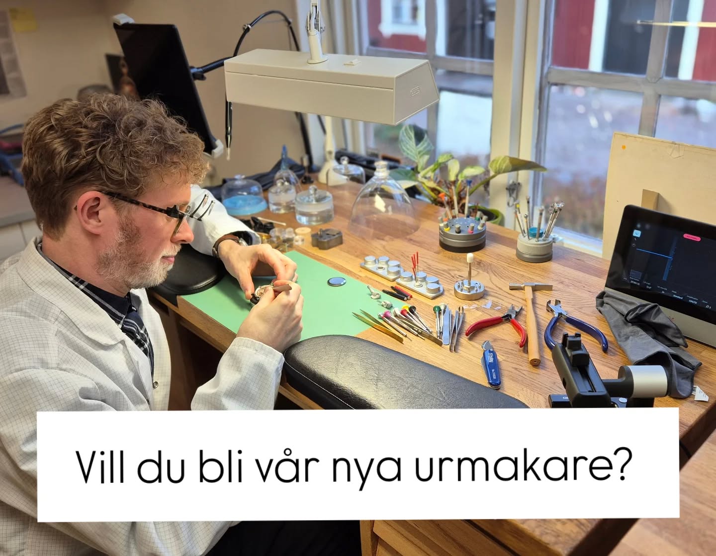 Vill du ha nya spännande utmaningar i arbetslivet? Vi söker en urmakare med erfarenhet av service och renoveringar av klockor.
Vi är certifierade på Omega och många andra märken. Som urmakare hos oss får du jobba med både armbandsur, fickur och väggur. Vi är tre urmakare i dagsläget och gör mest helrenoveringar.
Mejla din ansökan till robert@tidlosaur.se. Vi behöver din ansökan senast den 18e januari. 🤓🔧⌚🕰️
#urmakeri #urmakare