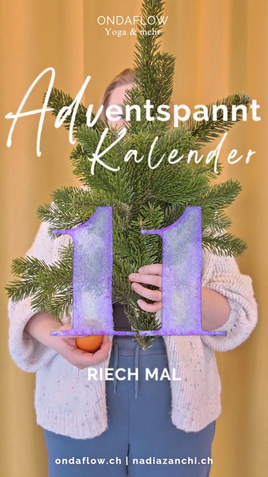 💫Türchen 11 | Riech mal💫
Vielleicht kennst du das: Ein bestimmter Duft steigt dir in die Nase und du bist schlagartig in deine Kindheit zurückversetzte. Oder in die Kantine deines alten Arbeitsplatzes. Oder die Erinnerung an einen lieben Menschen flimmert vor deinem inneren Auge.
Mit unserer Nase können wir riechen. Dafür verantwortlich ist hauptsächlich der erste Hirnnerv, der Geruchsinformationen in verschiedene Areale des Hirns weiterleitet.
Düfte machen etwas mit unserem System: Sie können Erinnerungen auslösen, sie wirken aktivierend oder können uns auch beruhigen.
In der Weihnachtszeit gibt es viel zu riechen. Versuch es heute einmal bewusst zu tun: Schnapp dir einen Lebkuchen, eine Zimtstange, eine Mandarinli oder einen feinen Gewürztee. Zünd eine Duftkerze an oder schnupper an einem Tannenbaum. Schliess dazu die Augen und lass den Duft wirken.
Was macht das mit dir?
Ich freue mich sehr, wenn du es ausprobierst und hier von deinen Erfahrungen erzählst👃
Gerne liken, teilen, reposten, kommentieren und an Lieblingsmenschen weitererzählen💜
#achtsamkeit
#mindfulness
#yogaeveryday
#adventskalender
#weihnachten
#christmas