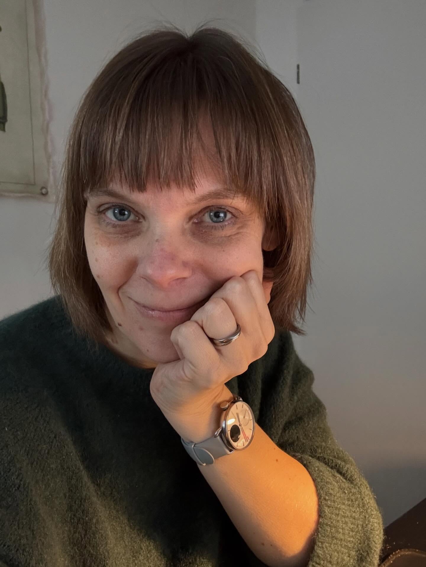 Je blijft gestresst, omdat je je stress weg probeert te redeneren.
Maar stress zit niet in je hoofd, niet écht. Het zit opgeslagen in je lijf. Daarom blijft je hartslag steeds verhoogd, en gaat je adem zo snel.
En daarom werkt het niet om:
🎙️ er tot in den treure over te praten dát je gestresst bent.
☕️ jezelf af te leiden met scrol-sessies of nog maar een kopje koffie ‘omdat dat een geniet-momentje is’
🛑 om te doen alsof het er niet ís. Of te hopen dat het vanzelf weer weggaat. Spoiler: dat gaat het niet doen.
Je zenuwstelsel ontspant niet door erover na te denken hoe je dat zou moeten doen.
Terwijl ze dat wel heel makkelijk kan dóén. In een paar minuten kun je je lijf ontspan-signalen geven. Zodat je daarna weer kunt knallen als dat nodig is. En ontspannen als het kan.
Dus, je kunt blijven denken en scrollen; of je kunt gaan voor die échte ontspanning.
In het AdemNoodpakket vind je 15 audio’s die je die ontspanning brengen. Meteen én altijd beschikbaar. Link in bio 🤍
#ademnoodpakket #ademoefeningen #stressregulatie