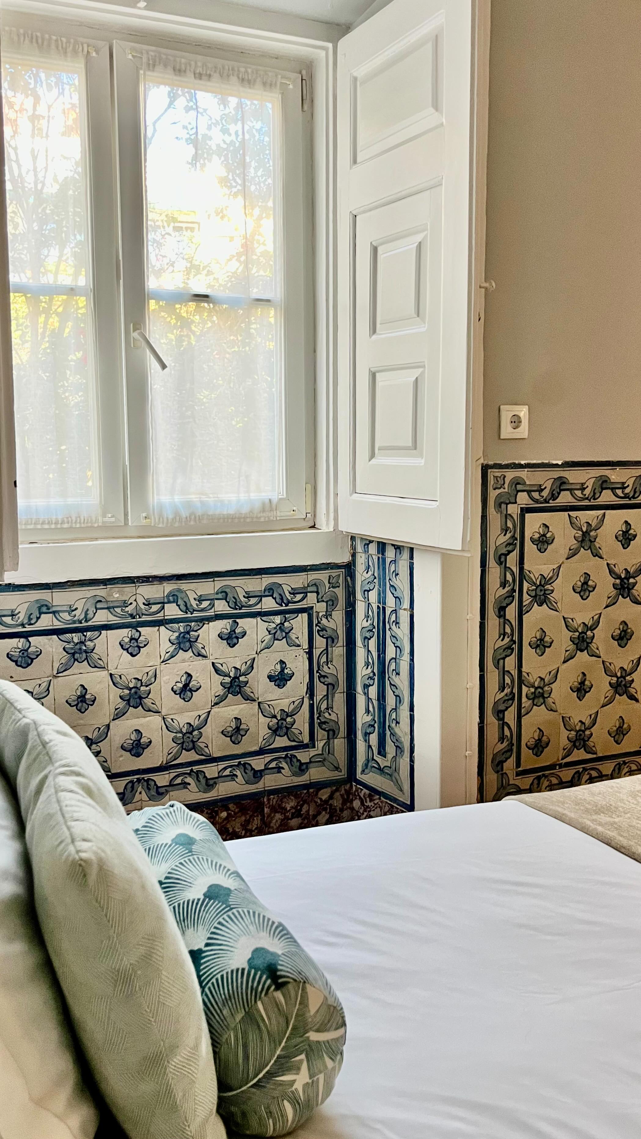 ✨🎄 The Best Christmas Spots to Visit in Lisbon 2025 🎄✨
(From the heart of @palacioramalhete )
Lisbon glows brighter than ever in December — and these festive stops are just moments away from our doors:
✨ Wonderland Lisboa – Ice rink, Ferris wheel, and all the Christmas sparkle.
✨ Rossio Christmas Market – Mulled wine, handmade gifts, and magical lights.
✨ Avenida da Liberdade Lights – The grandest Christmas avenue stroll.
✨ Campo Pequeno Christmas Market – Artisanal treasures and gourmet treats.
✨ Belém Illuminations – Riverside beauty wrapped in festive glow.
Make Lisbon your Christmas postcard — and let Palácio Ramalhete be your warm, elegant home between every magical stop. ✨🏰
#ChristmasInLisbon #Lisbon2025 #PalacioRamalhete #VisitLisbon