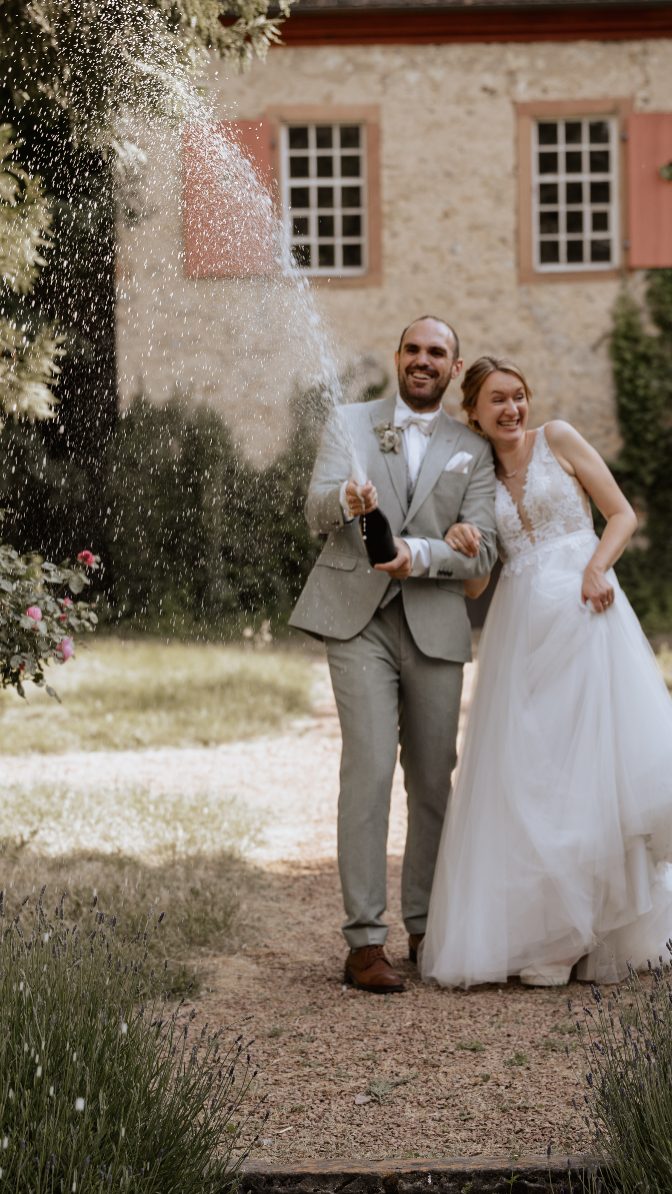 Wedding M&A im wunderschönen Schlossgut Lüll 😍🏰
Es ist schon Dezember und ich sitze mitten in den Jahresabschluss-Aufgaben – Festplatten aufräumen, sortieren, archivieren … all die eher langweiligen To-dos.
Doch genau dabei stößt man immer wieder auf kleine Schätze. So wie diese Galerie der beiden, die nun schon zwei Jahre alt ist und trotzdem zu meinen absoluten Lieblingsreportagen gehört. Ein wunderschönes Paar in einer traumhaften Location – dem Schlossgut Lüll. ✨
Und plötzlich wird das Aufräumen gar nicht mehr so öde, wenn man in alten Erinnerungen stöbern und solche Momente wieder aufleben lassen kann. Deshalb zeige ich euch heute noch einmal ein paar Eindrücke ♥️
Apropos: Bald bin ich auch wieder im Schlossgut Lüll – sowohl auf dem Weihnachtsmarkt als auch auf der Hochzeitsmesse. Vielleicht sehen wir uns dort! 🎄🤍
#schlossgutlüll #pfalzhochzeit #heiratenpfalz #heiratenrheinhessen #rheinhessenhochzeit #pfalzfotograf #hochzeit2026 #bridetobe