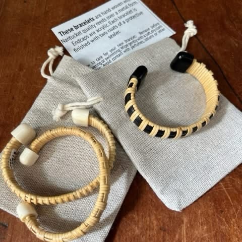 ⭐️ Nantucket Bracelets, Beerings, and decoupage cans, by Sandy Maggio. 🐦⬛
•
•
•
#supportsmallbusiness
#capecodbusiness
#blackcrowgallerycc
#localart
#capecodartists
#womenownedbusiness #sandwichma