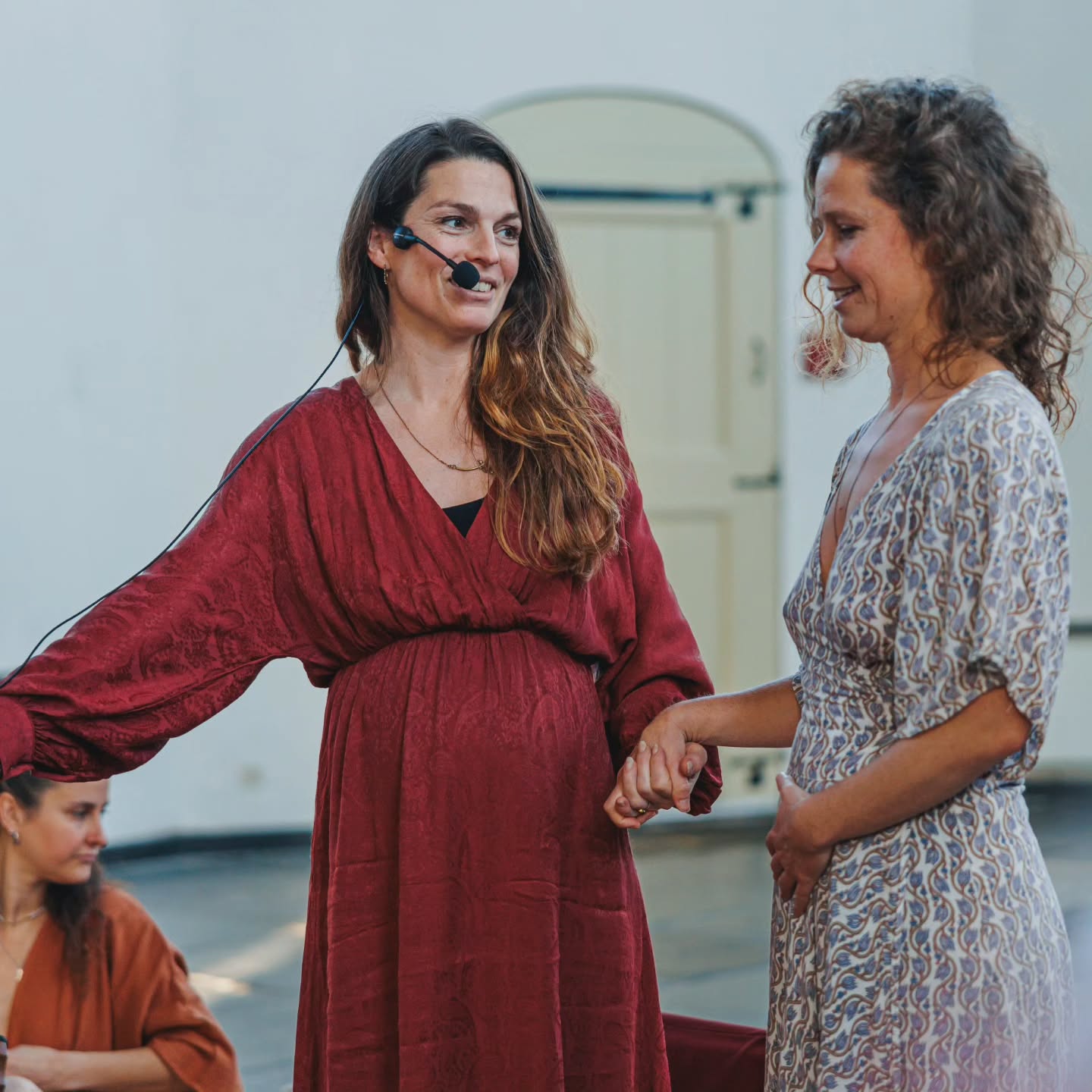 Vrouw van de Aarde werd een paar jaar geleden reeds geboren, in een ceremonie kwam het na me toe. Maar ik was er nog niet klaar voor het naar buiten te brengen, omdat ik nog niet begreep hoe en in welke vorm.
Daarnaast had ik zelf beter te begrijpen waar 'Vrouw van de Aarde' voor stond. Ik had het nog te belichamen.
Het wordt duidelijker, steeds meer. Mijn visie voor Vrouw van de Aarde krijgt vorm, mijn missie wordt helder.
Één van de onderdelen van Vrouw van de Aarde is het samenbrengen van vrouwen en een 'safe haven' te faciliteren om in thuis te komen, elkaar te ontmoeten en samen te helen.
Middels unieke vrouwencirkels, ceremonies en retraîtes.
Samen helen we de vrouwenwond, de angst die er ligt om er te mogen zijn als vrouw. En, wanneer wij helen, heelt moeder aarde met ons mee.
Ik ben altijd weer onder de indruk van de kracht van het vrouwenveld, hoe diep we durven te gaan naar onze donkere wateren wanneer we ons veilig voelen.
Het is er niet alleen donker, zo'n vrouwenveld. Nee, het is bijzonder zacht en liefdevol. Alles wat de vrouwelijke energie bezit, voel je terug in een vrouwencirkel. Het ontwaakt dat wat je mist in jezelf. Het herinnert.
Ik vind het het mooiste om te doen, groepen vrouwen begeleiden in de reis van herinnering. Om ze te zien openen en bloeien naar de prachtige Rose die ze zijn.
En jij bent zo welkom om aan te haken lieve vrouw. Er zijn online maancirkels, er is een WhatsApp container, en er zijn retraîtes, ceremonies en cirkels.
"Je bent niet verdwaald, je bent onderweg naar huis."
✨️ De eerste volgende retraîte staat gepland op 20 december: Womb of Winter Retreat bij @dehoorneboeg
Check de link in bio voor meer info.
Comment 'Maancirkel' voor meer info over deze cirkels.
Of stuur een p.b. als je onderdeel van de sisterhood wilt worden.
Vrouw van de Aarde is er voor alle vrouwen.
Liefs Yolentha 🌹
Waanzinnige foto's van @yoko.worldwide