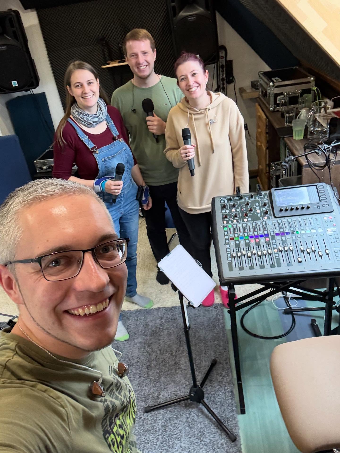 Grüße aus der Probe für unser kleines Weihnachtskonzert 🤩 Timo ist leider krank😔
#acappella #bandprobe #mais