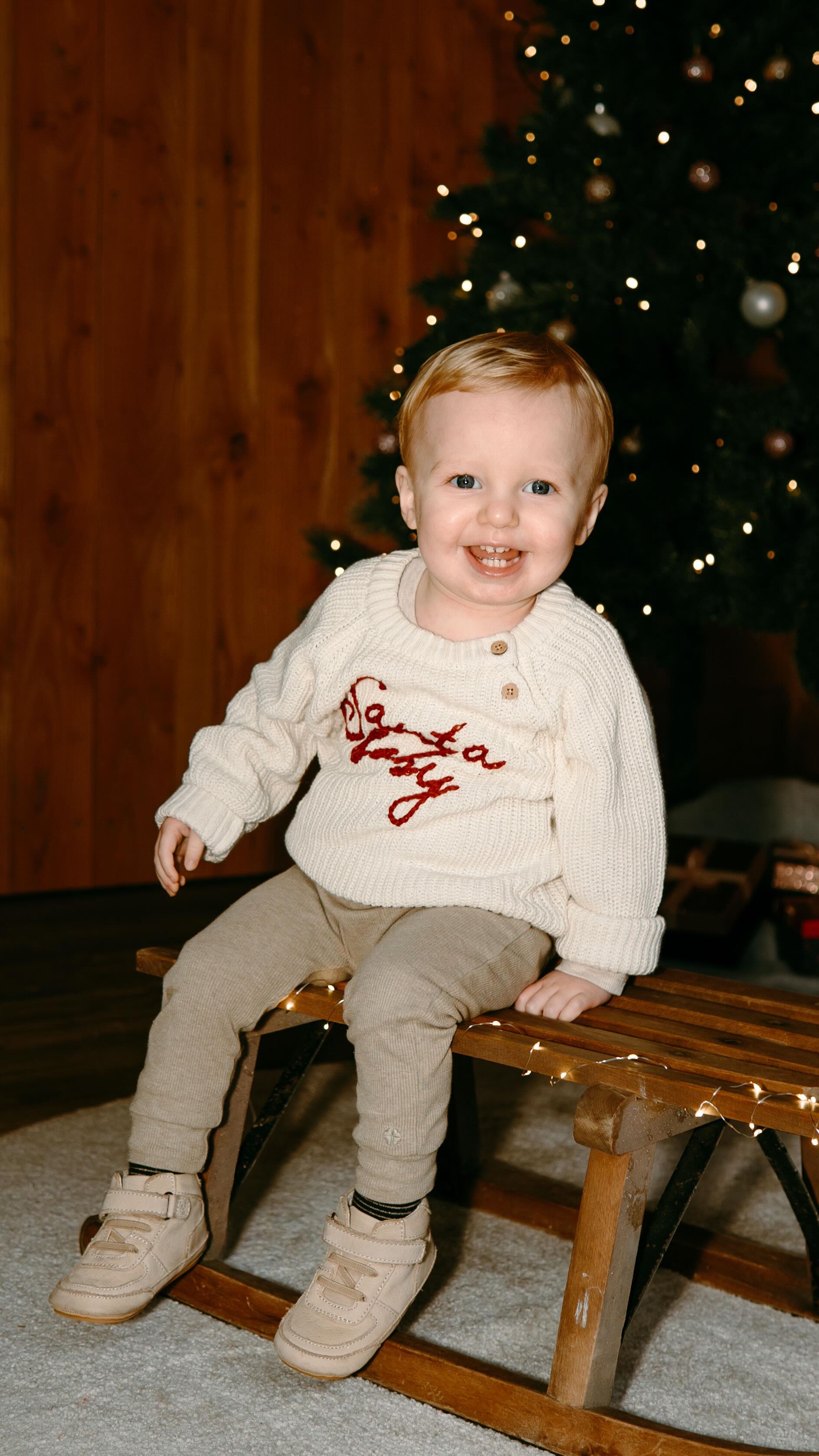 Een rustig moment samen. Zachte lichtjes. Warme jassen. Kinderhandjes die de jouwe zoeken. Geen geposeer, geen ‘lach eens even’. Alleen jullie, zoals jullie zijn.
Niet voor Instagram perfectie.
Maar voor later.
Voor dat moment op de bank. Een dekentje, een kop thee. En dat je zegt:
“Kijk… zo voelde ons leven toen.”
Dat is wat ik je wil geven.
Geen snelle plaatjes, maar herinneringen die meegroeien met jullie gezin.
Dit is je laatste kans om dit jaar mooie kerstfoto's door mij te laten maken. Stuur een berichtje als je wil weten wanneer ik nog plek heb! 🎁