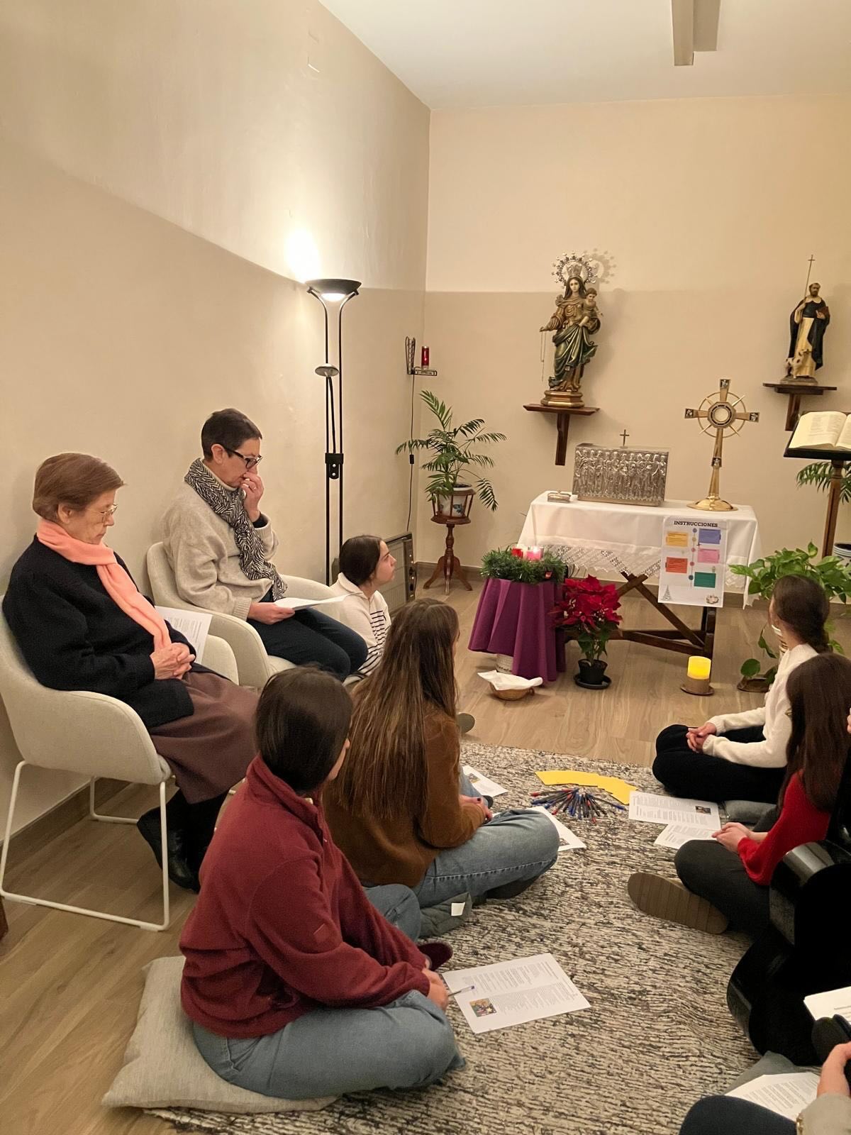 El día 4 de diciembre a las 19:00 horas hemos tenido en el oratorio de la comunidad del CM una Adoración de Adviento.
Haciendo camino para tu venida, Señor.🕯️✝️