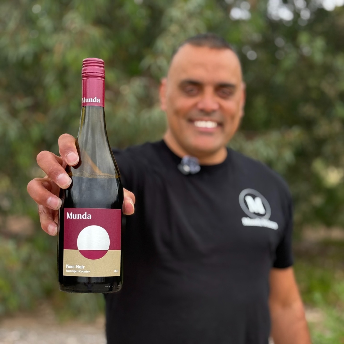 Christmas orders cut off is TONIGHT, friends! If you'd love to have Munda Wines gracing your Christmas table, get your orders to us by midnight tonight (Tuesday 16th December).
This ☝🏽 little beauty is our 2023 Wurundjeri Country Pinot Noir - one of our absolute favourites and a perfect pairing for summer Christmas lunches.
Shop all wines now via the link in bio and have a MUNDA-ful Christmas, fam!
