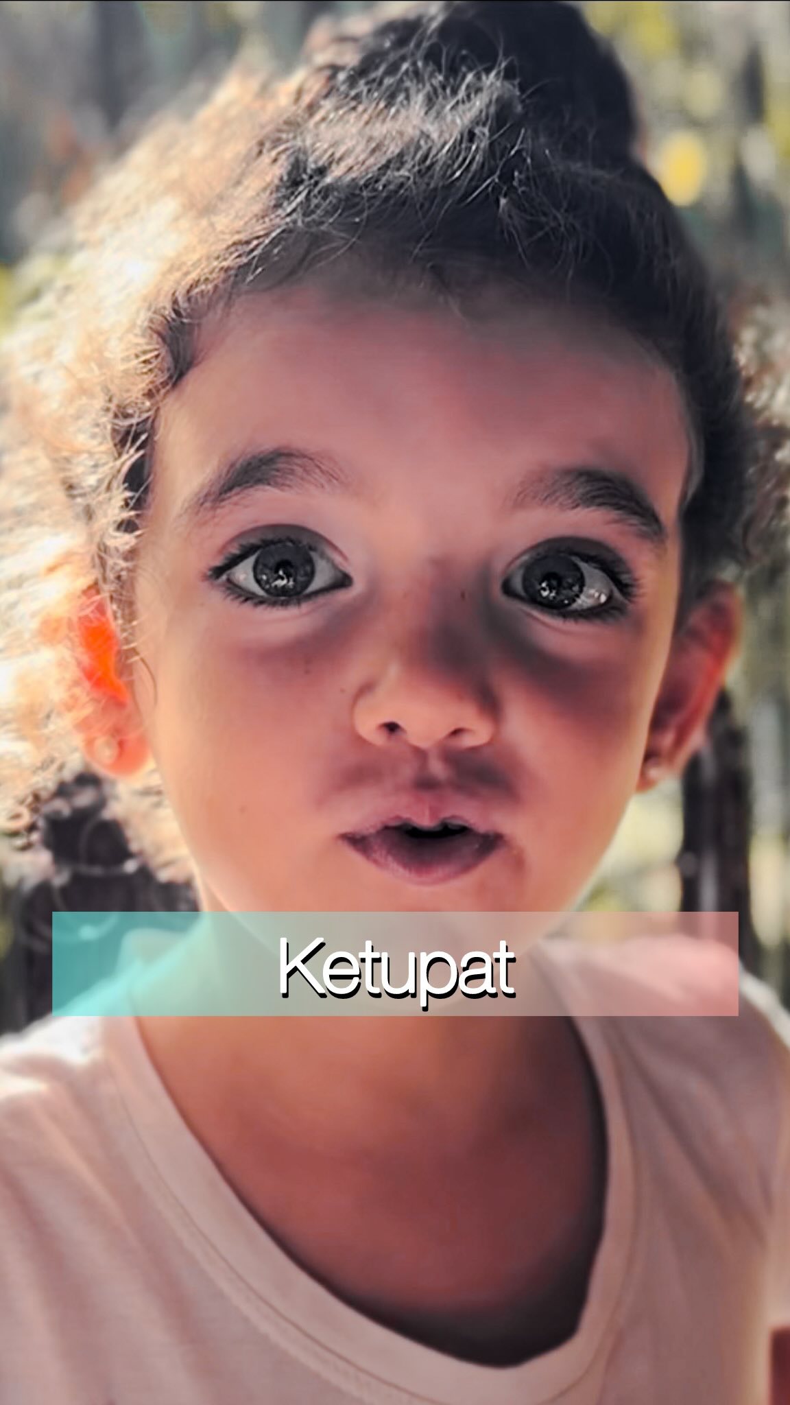 👉 Dis-moi en commentaire si toi aussi tu as déjà parcouru la Malaisie !
✨ Tu sais que tu vis vraiment en Malaisie quand…
… tes enfants t’apprennent des mots en malais au petit-déj 😄
Aujourd’hui : découverte du ketupat — le petit triangle magique rempli de riz que les Malaisiens adorent 🇲🇾💛
La Malaisie, c’est aussi ça : une culture qui se transmet au quotidien, même entre tartines et jus d’orange ☀️
👉 Dis-moi en commentaire si toi aussi tu as déjà parcouru la Malaisie !