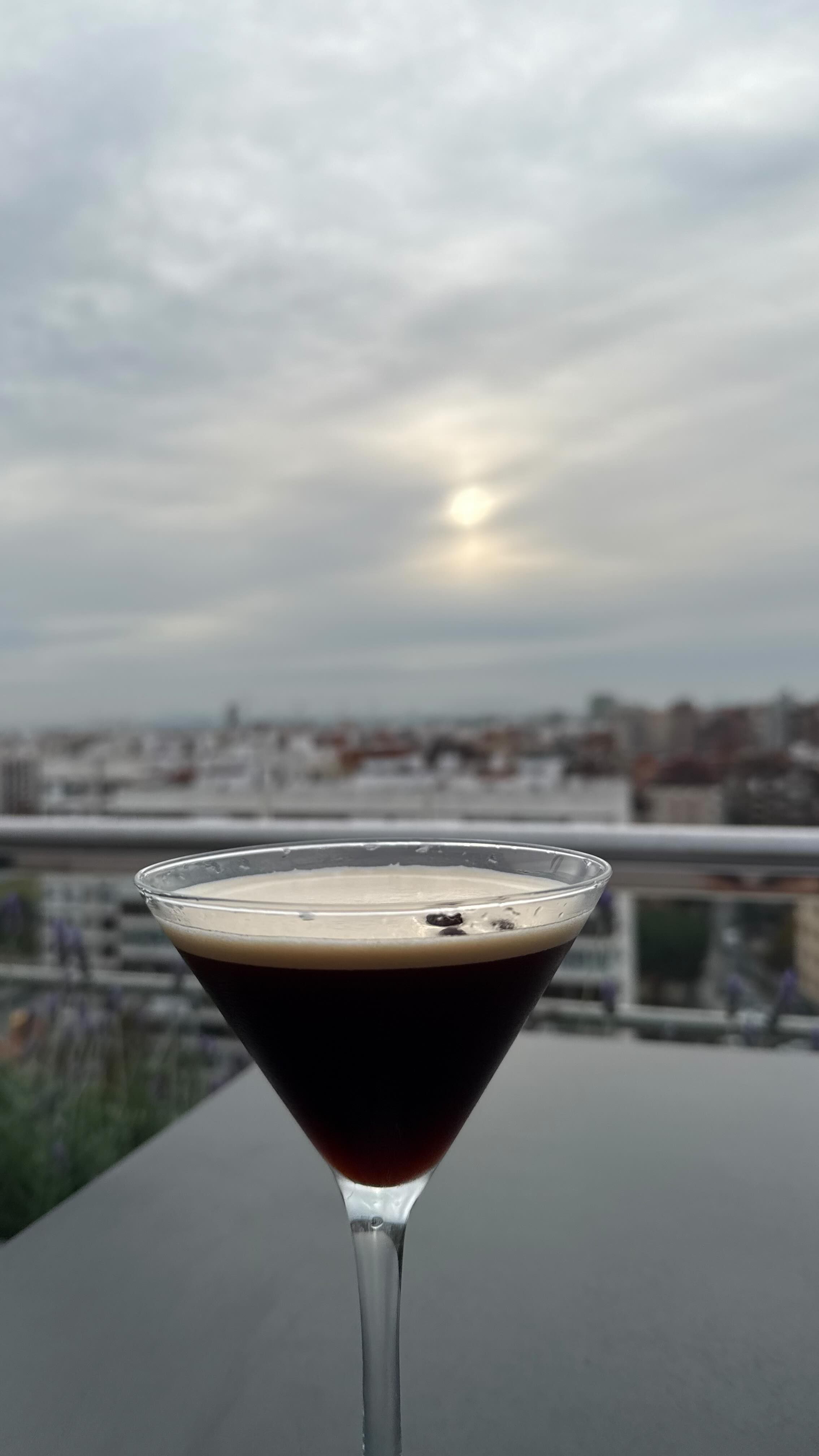 El café se toma día.
El Espresso Martini, también. ☕️🍸