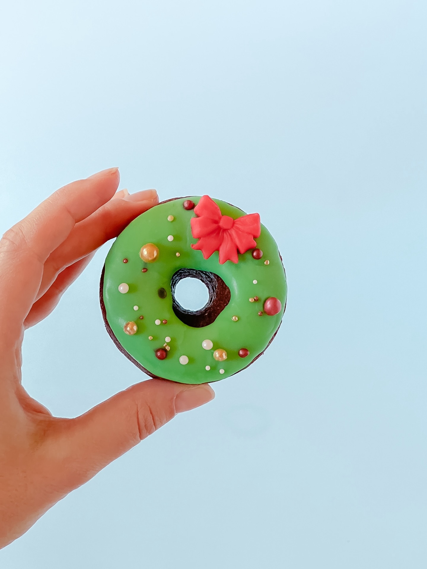 Our popular funfetti doughnut has now got a festive cousin ~ chocolate wreath 😍🎄
On the counter all through the festive period, are you booked in for a little Let Them See Cake this Christmas?
Let us know down below!
#letthemseecake #wreathdoughnut #christmaswreath #christmastreats
