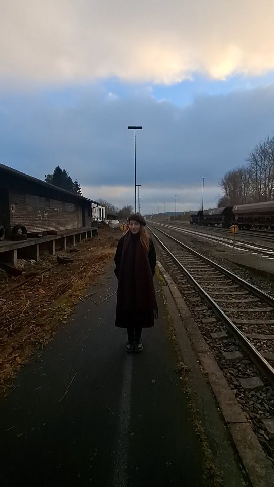 Weiblichkeit ist kein Konzept und kein Bild.
Sie ist ein innerer Kompass.
Ein Körpergefühl. Ein Rhythmus. Die Natur.
Und ja, wir Frauen funktionieren anders als Männer.
Nicht besser, nicht schlechter.
Von Natur aus, einfach anders.
Während Männer in ihrer Energie oft nach vorne gehen: linear, klar, durchhaltend - sind wir zyklisch.
Wir öffnen uns und schließen uns.
Wir fließen und kehren ein.
Wir fühlen anders.
Wir regenerieren anders.
Unser Nervensystem arbeitet anders.
Und wir lieben anders.
Genau deshalb tut uns vieles nicht gut,
was für Männer mühelos funktioniert:
• ständig durchpowern
• strenge Routinen ohne Pause
• Fasten am Morgen
• High-Intensity-Training während der Blutung
• Eisbäder und Härte gegen den Körper
…
Unser Körper antwortet darauf nicht mit Stärke/Energiegewinn - sondern mit Erschöpfung.
Mit einem leisen: „Bitte hör mich.“
Was wir brauchen, ist anderes:
Hingabe.
Weichheit.
Tiefe.
Nahrung.
Wärme.
Verbindung.
Und trotzdem:
Weiblichkeit bedeutet nicht nur sanft zu sein.
Wir tragen auch Lebendigkeit, Feuer und Wildheit in uns. Es gibt Tage, da wollen wir wild tanzen, kraftvoll sein, uns ausdehnen,
in Bewegung gehen - die wilde Frau in uns atmen lassen.
Auch das ist Weiblichkeit.
Auch das ist wahr.
Weiblichkeit beginnt dort,
wo wir wieder lernen, unserem Inneren zuzuhören:
dem Schoß, dem Herzen, der Intuition,
der Sprache unseres Körpers.
Sie ist weich und klar.
Empfänglich und wahrhaftig.
Sanft und kraftvoll.
Weiblichkeit ist kein Ideal,
sondern ein Heimkommen.
Ein Erinnern daran, wie wir gemeint sind.
Und jede Frau trägt ihre ganz eigene Form davon.
Weiblichkeit ist kein Bild.
Weiblichkeit ist ein Gefühl.
Dein Gefühl. Deine Wahrheit. Deine Hingabe.
🌹🙏
#weiblichkeit #feminineenergy #frausein #embodiment #inneretruth
#zyklusbewusst #selbstverbindung #femaleawakening #körperweisheit