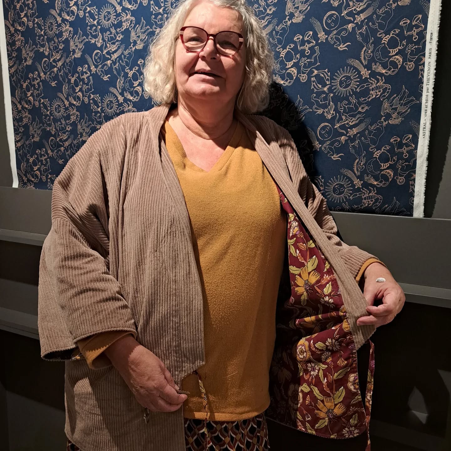 Sophie radieuse avec sa veste velours entièrement doublée ! Félicitations 👍
Tissus @selftissus_dinan
Elle a déjà des idées pour une seconde veste en janvier 😉 en changeant le patronage 😃
Atelier libre @coudrzen
Planning 2026 disponible