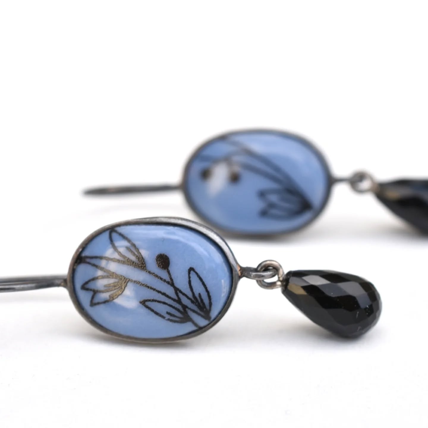 Wer noch auf der Suche nach schönen Kleinigkeiten ist, darf gerne vorbeikommen.
Jetzt, im Advent, habe ich meine Öffnungszeiten etwas ausgedehnt:
Dienstag & Mittwoch 10-18 Uhr
Donnerstag 13-18 Uhr
Freitag 13-17 Uhr
Und gerne auch nach Vereinbarung.
Diese zauberhaften Ohrringe mit Porzellan, Silber und Onyx sind übrigens noch zu haben.
#Ohrringe #Ohrschmuck #Porzellanschmuck #schmuck #geschenkidee #weihnachten #handmade #shoplocal #supportlocal #werkgalerie #elementarisbypfefferkorn