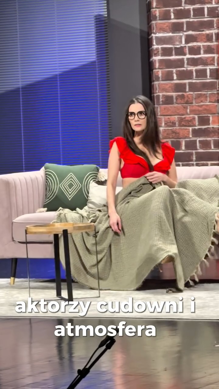 🎭 27 listopada 2017 roku powołaliśmy Stowarzyszenie Teatr TeTaTeT.
Tego dnia narodziło się coś więcej niż teatr — powstała wspólnota ludzi, którzy wierzą w bliskość sceny i widowni, w siłę uśmiechu, w magię kontaktu „twarzą w twarz”.
Od tamtej chwili tworzymy miejsce, które żyje dzięki Państwu — naszej cudownej Publiczności. To Wasza obecność, Wasze reakcje i Wasze emocje sprawiają, że każdy spektakl ma sens, a każda premiera staje się świętem. ❤️
Przez te lata wokół TeTaTeT zbudowała się piękna społeczność, grono Partnerów i Przyjaciół, którzy wspierają nas na każdym kroku. Razem udowadniamy, że w Kielcach teatr rozrywki nie tylko ma swoje miejsce — on ma swoją siłę.
Dziękujemy za każdy wieczór spędzony z nami, za pełne sale, brawa, reakcje, uśmiechy i tę wyjątkową energię, którą czujemy na scenie za każdym razem!
Przed nami kolejne wyzwania, nowe przygody i kolejne powody, by tworzyć oraz przeżywać razem to, co w teatrze najpiękniejsze.
Do zobaczenia na spektaklach! 🎭✨
Bo TeTaTeT to my — i WY!
——
Wrażenia naszych widzów po spektaklach, które zagraliśmy w miniony weekend 🙂 dziękujemy!
#TeatrTeTaTeT #TeTaTeT #Kielce #TeatrKielce
#TeatrRozrywki #TeatrBliskoLudzi #MagiaTeatru