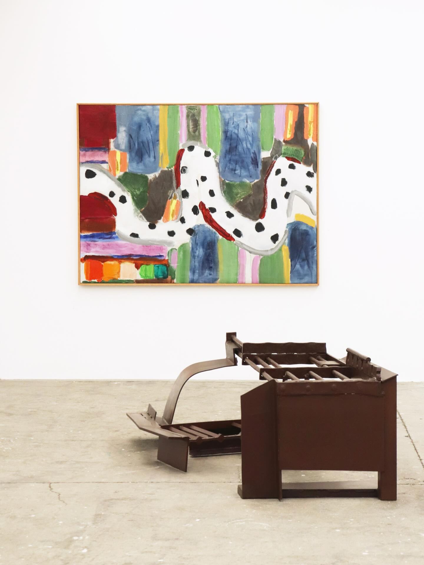 ‘That feeling of being alive, of jumping, dancing almost’ is open now at Anthony Caro’s main former studio in Camden Town. The display brings into dialogue works by Anthony Caro and abstract painter Paul Caro, featuring 17 sculptures and paintings made between 1975-2024. It takes as it focus the dynamic relationship between movement and poise in each artist’s work.
That feeling of being alive, of jumping, dancing almost
📍38C Georgiana Street, London, NW1 0EB
Open by appointment - sculpture@barfordsculptures.org
Paul Caro, Ermine, 1992, Acrylic on, canvas, 203 x 152.5 cm
Anthony Caro, Barcelona Crown,
1987, Steel, rusted and varnished
68.5 x 213.5 x 124.5 cm
#anthonycaro #caro #dialogue #paulcaro #anthonycarocentre